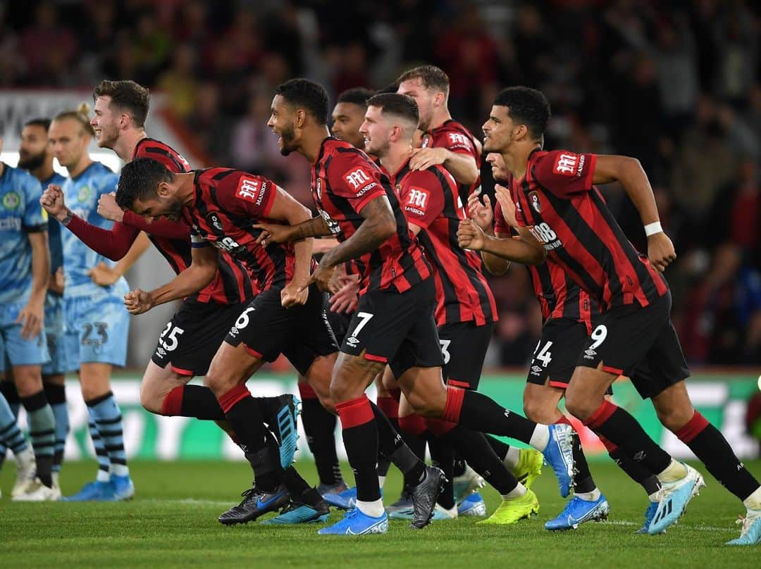 AFCボーンマスさんのインスタグラム写真 - (AFCボーンマスInstagram)「We’ll be in our home kit at Leicester on Saturday ❤️🖤 #afcb 🍒」8月29日 20時19分 - afcb