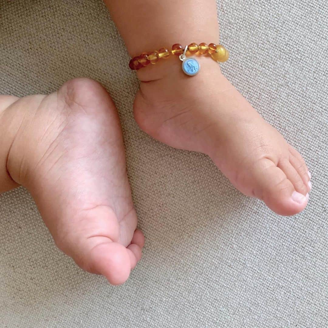 大塚良子のインスタグラム：「. モンセラットのメダイを琥珀のアンクレットに。 昨日は雨だったので家で水遊び。 誕生日にテクテクと歩き出した娘は 日毎に歩く距離が伸びて楽しそうです♪ #先程コメントしてくださった方ごめんなさい！ アップし直しました。 #nyc #baby #babygirl #newyorklife #海外移住 #ニューヨーク #海外育児」