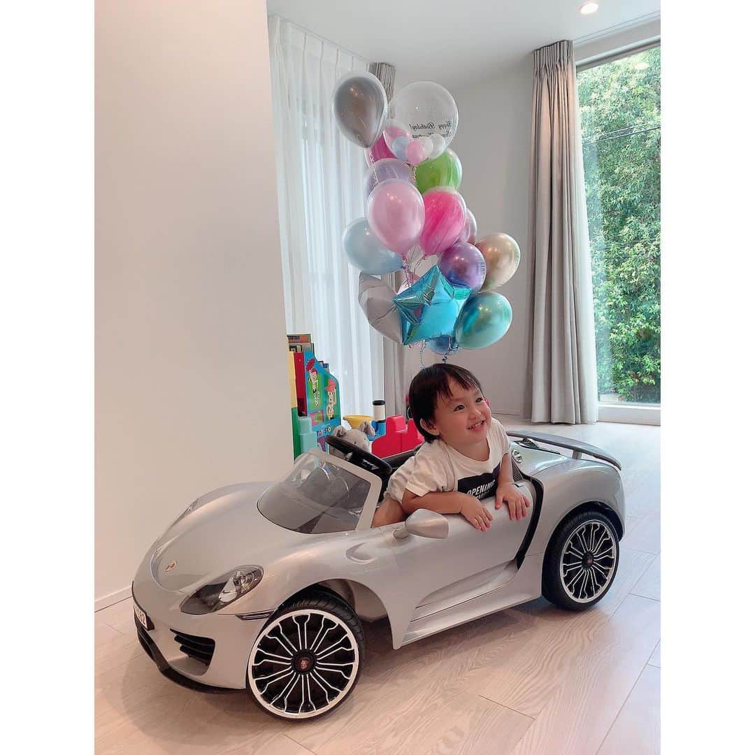 川崎希さんのインスタグラム写真 - (川崎希Instagram)「おちびーぬのお誕生日プレゼントのポルシェ🎁🌟🌟🌟 ずっと乗ってる笑  #birthdaypresent  #porsche」8月29日 20時20分 - kawasakinozomi