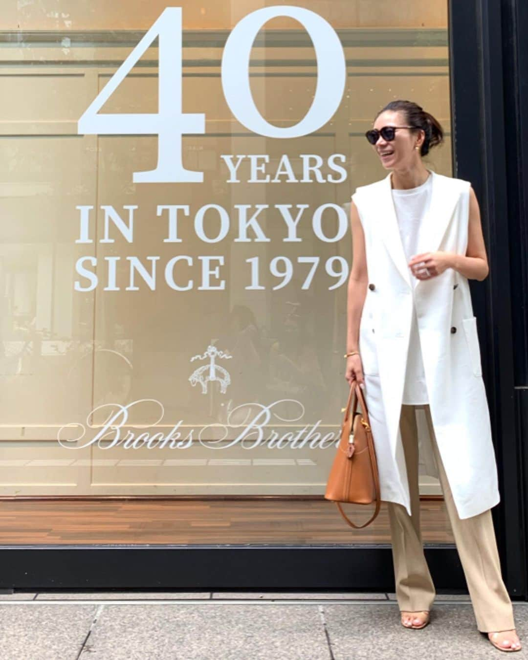 大日方久美子さんのインスタグラム写真 - (大日方久美子Instagram)「・ Outfit ☆ ・ Long gille → @icb_jp  T-Shirt → @essen_official  Pants → #oldceline  Shoes → #zara Bag → #hermes ・ ・ ロングジレにロングTを合わせたシンプルスタイル。 ・ 昨日は丸の内の @brooksbrothersjapan で打ち合わせでスタイリングイベントが決定しました！ ・ ブルックスブラザーズと言ったら雑誌の名品特集ではいつもボタンダウンシャツが紹介されるNYの正統派トラッドブランド！  普遍的なトラッドスタイルだから、年齢に関係なく着こなせるのがさすがブルックスブラザーズ。  この機会に皆さんにご紹介できること、とても嬉しく思っています。 やっぱりボタンダウンは絶対だし、アンサンブルニットや、定番の紺ブレなど、長い目で見た定番アイテムをご覧いただきたいです😊 ・ 予約不要のフリースタイルでお待ちしていますので、ぜひお気軽にいらしてくださいね！ ・ スケジュールは下記の通りです。 ・ 9/7(土) 丸の内店 9/28(土) 横浜そごう店 10/5(土) 大阪店  いづれも14時〜17時 ・ ・ #kumicloset  #kumijob  #brooksbrothers  #ブルックスブラザーズ」8月29日 20時20分 - kumi511976