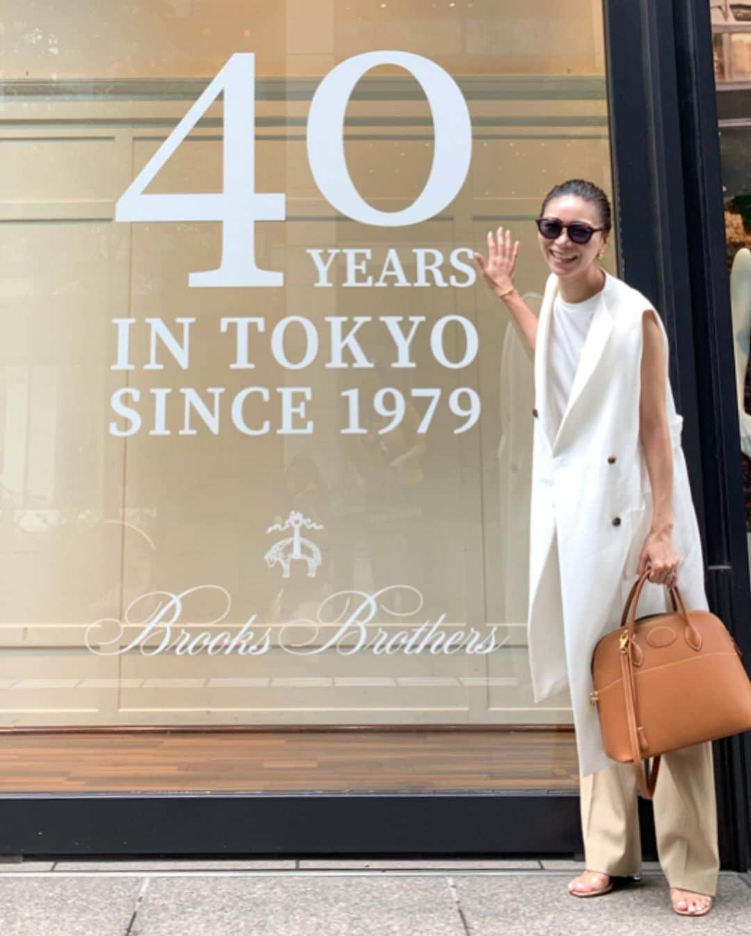 大日方久美子さんのインスタグラム写真 - (大日方久美子Instagram)「・ Outfit ☆ ・ Long gille → @icb_jp  T-Shirt → @essen_official  Pants → #oldceline  Shoes → #zara Bag → #hermes ・ ・ ロングジレにロングTを合わせたシンプルスタイル。 ・ 昨日は丸の内の @brooksbrothersjapan で打ち合わせでスタイリングイベントが決定しました！ ・ ブルックスブラザーズと言ったら雑誌の名品特集ではいつもボタンダウンシャツが紹介されるNYの正統派トラッドブランド！  普遍的なトラッドスタイルだから、年齢に関係なく着こなせるのがさすがブルックスブラザーズ。  この機会に皆さんにご紹介できること、とても嬉しく思っています。 やっぱりボタンダウンは絶対だし、アンサンブルニットや、定番の紺ブレなど、長い目で見た定番アイテムをご覧いただきたいです😊 ・ 予約不要のフリースタイルでお待ちしていますので、ぜひお気軽にいらしてくださいね！ ・ スケジュールは下記の通りです。 ・ 9/7(土) 丸の内店 9/28(土) 横浜そごう店 10/5(土) 大阪店  いづれも14時〜17時 ・ ・ #kumicloset  #kumijob  #brooksbrothers  #ブルックスブラザーズ」8月29日 20時20分 - kumi511976