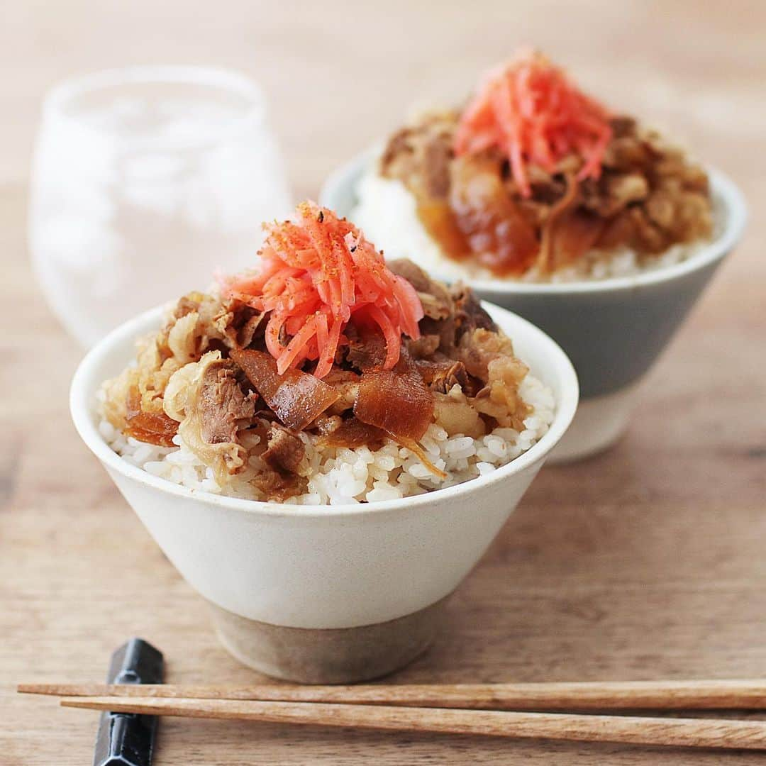 utoshさんのインスタグラム写真 - (utoshInstagram)「Beef bowl. 今日は牛丼！ 紅ショウガたっぷりのせていただきます。 . 牛丼はしゃびしゃび（つゆだく）じゃないのが好きです！ なのでつゆ切りって言うんですか？しっかり切ってごはんにのせました。 . . お皿はSOROI @soroi_jp Daylightシリーズの茶碗！人気なので、ぜひCheckして見てください！ . ブログも書きました → @utosh_blog . . ぜひ作ってみてくださいね。 No local No food おいしく楽しく！ . . #牛丼 #紅ショウガ #donburi #soroi #そろいごはん #とりあえず野菜食 #丼 . #ellegourmet#lunch#brunch#breakfast#foodporn#instagramjapan#vsco#IGersJP#onthetable#ランチ#おうちカフェ#うちごはん#暮らし#フーディーテーブル #cooking#homemade#おうちごはん#朝ごはん#japanesebreakfast#f52grams」8月29日 20時21分 - utosh