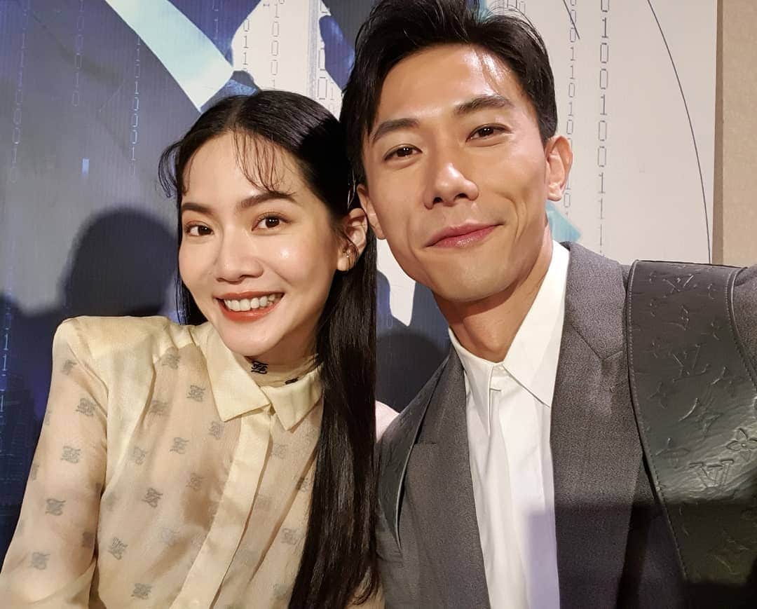 デスモンド・タンのインスタグラム：「《你那边怎样，我这边OK》 你们看到第几集了? 这对小学同学在戏里碰面了吗? Have these childhood friends met in the episode you are watching now?  我很开感恩能参于这部两地的大制作! 能和大家一起在表演上互相学习，一起为剧情'切磋'真的好享受! 也通过这部戏认识了一班朋友! 缘分可贵!  #吴品叡 #范筱艾 #你那边怎样我这边ok #alliswelldrama  Special thanks: Stylist: @ojnjenine  Outfit: @louisvuitton  Hairstylist: @katextang」