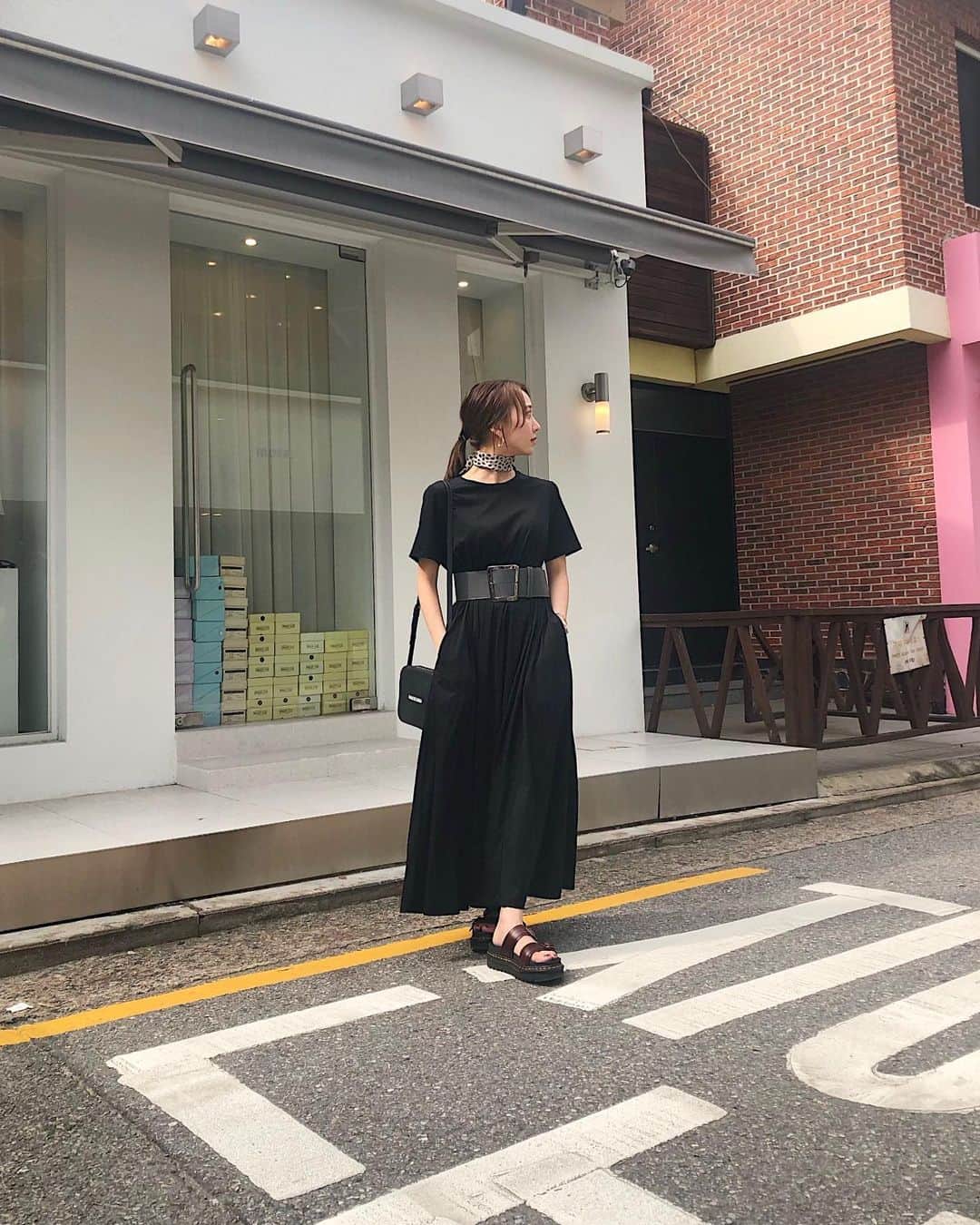 のインスタグラム：「☺︎ ・ 韓国行くときのお洋服は いつも現地調達派なんだけど 現地調達に失敗した(ボトムス買い忘れた)ので ママのワンピ💁🏻‍♀️🖤 ・ #韓国 #韓国旅行 #ソウル #弘大 #ホンデ #한국 #서울 #여행 #홍대 #korea #trip #soul」