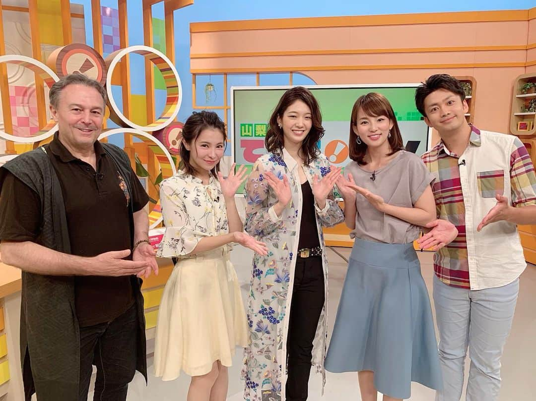 優ひかるさんのインスタグラム写真 - (優ひかるInstagram)「昨日﻿ 『てててTV』『キックス』﻿ に出演させて頂きました。﻿ ﻿ キックスでは﻿ いしいそうたろうさん、そして海野さんに﻿ 助けて頂いて…﻿ 告知させて頂きました✨✨﻿ いしいさん初めてお会いしたのですが、﻿ いや〜本当に面白い🤣﻿ そして海野さんとのコンビ最高でした✨✨﻿ もっとたくさんお話したかったぁ…﻿ ﻿ そして『てててTV』﻿ 初めての生放送緊張したぁ…﻿ いつも見ている番組に出れて嬉しかったです✨﻿ もうセットを見れただけで感動…笑﻿ 三浦実夏さん、村上幸政さん、﻿ ウィリアム・リードさん、﻿ そして天気予報士の出口美香さん…﻿ 皆さんお優しくて素敵で﻿ ご一緒できて幸せでした✨﻿ 生放送にテンパっていた﻿ 私をリードしで下さいました。﻿ ﻿ 変顔じゃんけんも参加させて頂きました。﻿ この年で変顔をする事になるとは…笑﻿ 公共の電波で…笑﻿ いつも可愛い子供ちゃんがやっているので﻿ 負けじと頑張りました…笑﻿ そんな所で負けず嫌いはいらない…笑﻿ ﻿ 9月8日日曜日オルゴールの森美術館﻿ 優ひかると彩花まりの﻿ ミニコンサート&トークショー﻿ 沢山お問い合わせ頂きありがとうございます😊﻿ 電話予約しておりますので﻿ ぜひ河口湖にお越し下さい✨✨﻿ ﻿ #YBSラジオ#YBSテレビ﻿ #はみだしキックス#てててTV﻿ #いしいそうたろうさん#海野紀恵アナウンサー﻿ #三浦実夏アナウンサー#村上幸政アナウンサー﻿ #ウィリアム・リードさん#出口美香さん﻿ #元宝塚歌劇団#月組#優ひかる#彩花まり﻿ #てててTV ポーズ✨﻿ #キックスでは写真撮り忘れてしまった…😢﻿ ﻿」8月29日 20時27分 - hikaru_yu