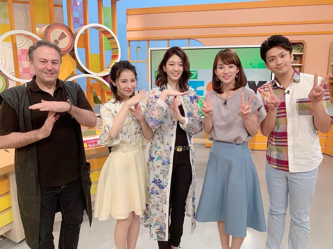 優ひかるのインスタグラム：「昨日﻿ 『てててTV』『キックス』﻿ に出演させて頂きました。﻿ ﻿ キックスでは﻿ いしいそうたろうさん、そして海野さんに﻿ 助けて頂いて…﻿ 告知させて頂きました✨✨﻿ いしいさん初めてお会いしたのですが、﻿ いや〜本当に面白い🤣﻿ そして海野さんとのコンビ最高でした✨✨﻿ もっとたくさんお話したかったぁ…﻿ ﻿ そして『てててTV』﻿ 初めての生放送緊張したぁ…﻿ いつも見ている番組に出れて嬉しかったです✨﻿ もうセットを見れただけで感動…笑﻿ 三浦実夏さん、村上幸政さん、﻿ ウィリアム・リードさん、﻿ そして天気予報士の出口美香さん…﻿ 皆さんお優しくて素敵で﻿ ご一緒できて幸せでした✨﻿ 生放送にテンパっていた﻿ 私をリードしで下さいました。﻿ ﻿ 変顔じゃんけんも参加させて頂きました。﻿ この年で変顔をする事になるとは…笑﻿ 公共の電波で…笑﻿ いつも可愛い子供ちゃんがやっているので﻿ 負けじと頑張りました…笑﻿ そんな所で負けず嫌いはいらない…笑﻿ ﻿ 9月8日日曜日オルゴールの森美術館﻿ 優ひかると彩花まりの﻿ ミニコンサート&トークショー﻿ 沢山お問い合わせ頂きありがとうございます😊﻿ 電話予約しておりますので﻿ ぜひ河口湖にお越し下さい✨✨﻿ ﻿ #YBSラジオ#YBSテレビ﻿ #はみだしキックス#てててTV﻿ #いしいそうたろうさん#海野紀恵アナウンサー﻿ #三浦実夏アナウンサー#村上幸政アナウンサー﻿ #ウィリアム・リードさん#出口美香さん﻿ #元宝塚歌劇団#月組#優ひかる#彩花まり﻿ #てててTV ポーズ✨﻿ #キックスでは写真撮り忘れてしまった…😢﻿ ﻿」