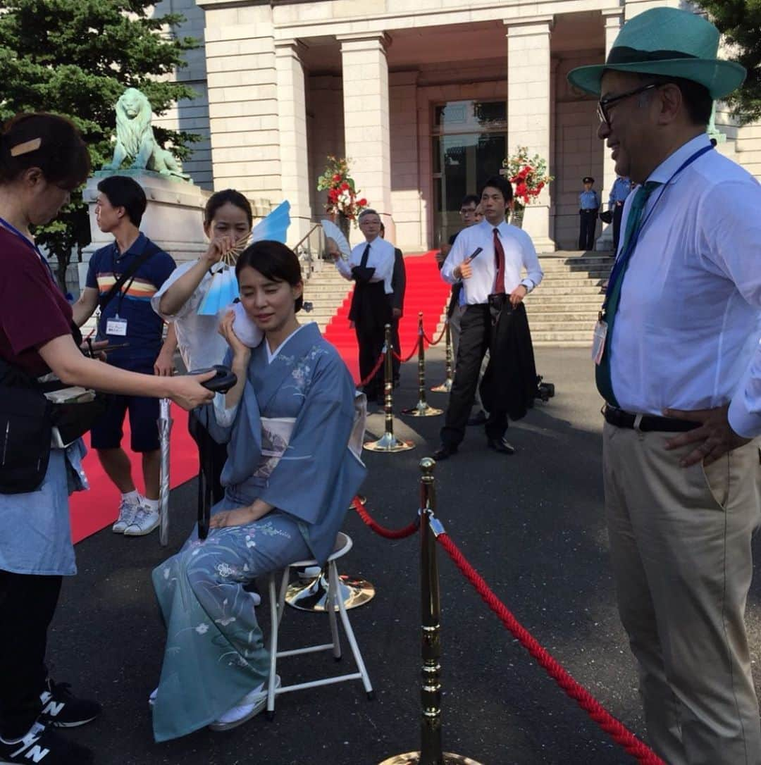 石田ゆり子さんのインスタグラム写真 - (石田ゆり子Instagram)「昨年の8月のはじめ、の写真。 映画「記憶にございません！」の 撮影現場にて。 この写真 朝の７時なんですよ！ この時点で36度くらいあったのです。暑くてたまらないわたしを 笑ってみている三谷さん🤪 いやはや、本当に猛暑でした。 三谷さんはわたしのことを 軽い記憶喪失、というけれど 覚えてますとも、この暑さ。 #記憶にございませんの日々」8月29日 20時28分 - yuriyuri1003