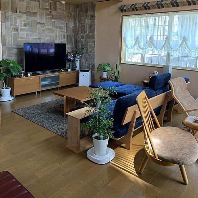 RoomClipJPさんのインスタグラム写真 - (RoomClipJPInstagram)「『カウチソファのある部屋』ゆったりとくつろげるカウチソファ。オットマンはスツールとして使えるなど汎用性が高いのも魅力の一つ。700枚のカウチソファの部屋実例を参考にしてみてください⁠ .⁣⠀﻿⁠ Photo:mama_san(RoomNo.2132393)▶︎この部屋のインテリアはRoomClipのアプリからご覧いただけます。アプリはプロフィール欄から⁣⠀﻿⁠ .⁣⠀﻿⁠ 投稿イベント開催中です【まもなく終了する投稿イベント】『わが家の明かり〜9/1』『登録記念に初投稿！PART12 〜RoomClipはじめました〜〜9/1』⁠ .⁣⠀﻿⁠ #RoomClip#ルームクリップ#interior#instahome#インテリア#暮らし#日常#マイホーム#日々の暮らし#丁寧な暮らし#家#シンプルライフ#リビング#家具#インテリア雑貨#収納#シンプルインテリア#模様替え#整理収納#インテリア好き#インテリア小物#おしゃれな家#100均インテリア#おしゃれインテリア#インテリア家具#カウチソファ#ソファ#観葉植物#シェードカーテン#窓」8月29日 20時30分 - roomclipjp