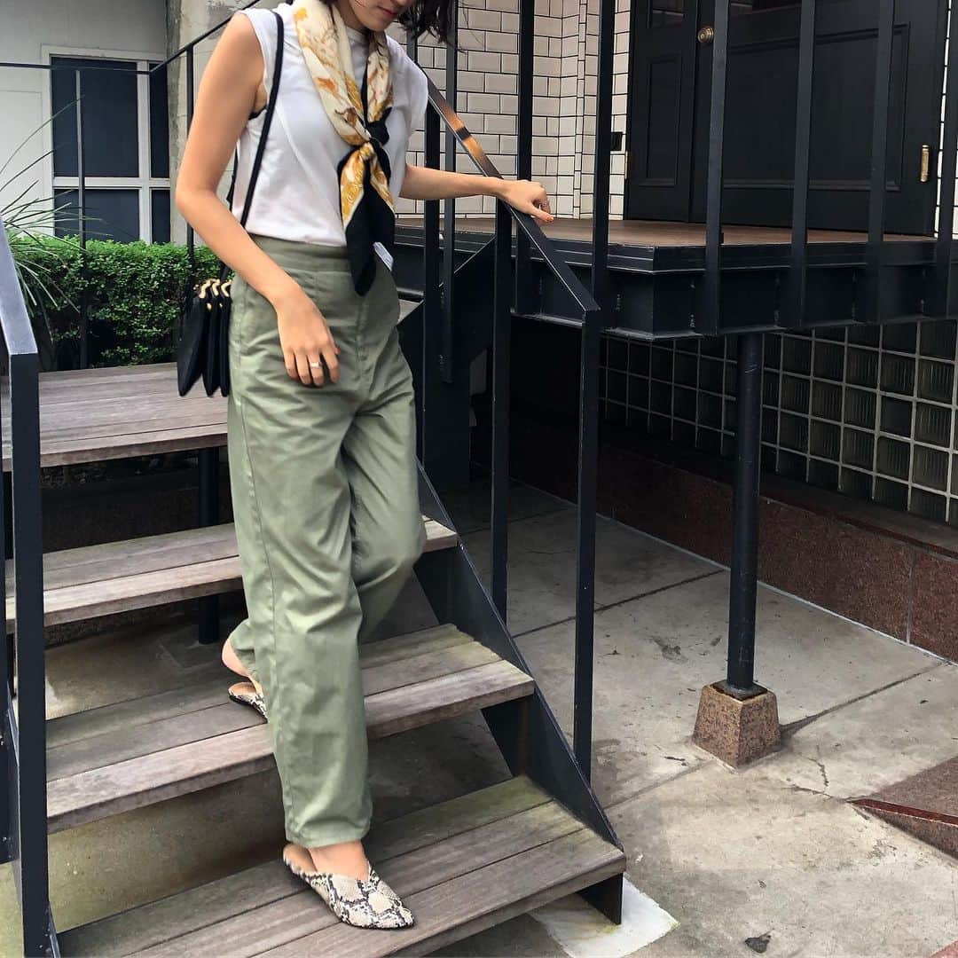 美生のインスタグラム：「shooting day✔︎﻿ ﻿ 今回も可愛かったな~💓﻿ 新作のスカーフコーデが可愛くて 私も私物のスカーフ巻いて行った♡ ﻿ 関係者各位の皆様﻿ 今日もお疲れ様でした！ いつもありがとうございます🙇‍♂️💓﻿ ﻿ @donobanweb のAWは﻿ ニットはもちろん﻿ アウターもぜひお楽しみに♡﻿ ﻿ 明日は﻿ @donobanweb ﻿ 12:00〜 LIVEです✔︎﻿ お時間合いましたら﻿ ぜひご参加ください🥰」