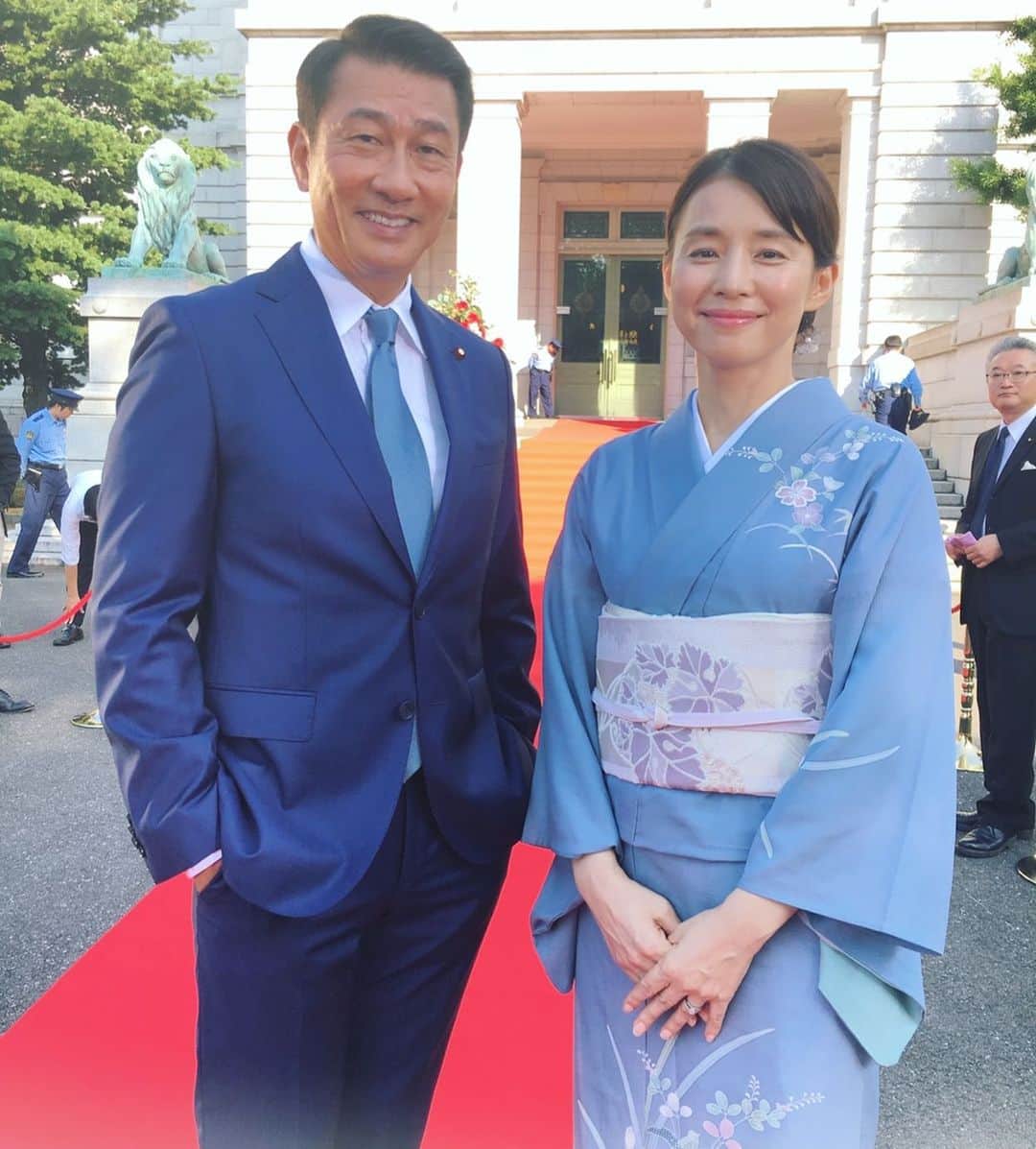 石田ゆり子さんのインスタグラム写真 - (石田ゆり子Instagram)「どんなに暑くたって 総理と総理夫人ですもの カメラを向けられたら 涼しい顔ができるってものです。 え？それでも暑そう…？ ほっといてくれ！！ というくらいの 暑い夏でした。 ねぇ、貴一さん！！！ #記憶にございませんの日々」8月29日 20時35分 - yuriyuri1003