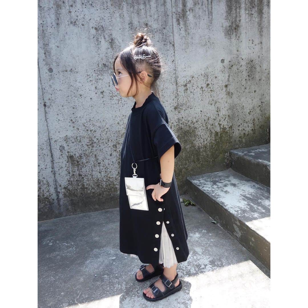 Saraさんのインスタグラム写真 - (SaraInstagram)「. coordinate♡ . black × silverでかっこよく🖤 . サイドボタンのワンピースが かわいい🤤🤤🤤 . one-piece ▶︎ #branshes  skirt ▶︎ #branshes  neck pouch ▶︎ #kaiko  sunglasses ▶︎ #claires . . #ootd #kids #kids_japan #kids_japan_ootd #kjp_ootd #kidsfahion #kidscode #kidsootd #kidswear #キッズコーデ #キッズファッション #ワンピース #スリットワンピ #ネックポーチ #楽天roomに載せてます」8月29日 20時37分 - sarasara718