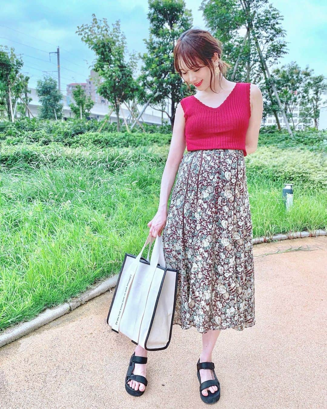 佐藤瀬奈さんのインスタグラム写真 - (佐藤瀬奈Instagram)「足元に寄ってきたダンゴ虫に夢中…🐜笑⠀ ⠀ 1枚目、腕が半分切れてるみたいに見えて一瞬ヒヤッとした🤣 後ろで組んでます🙈w⠀ ⠀ トップス♡ @renaikeikaku_official  スカート♡ @cocodeal_official  バッグ♡ @zara ⠀ ⠀ もうすぐ8月も終わりか〜。 今年の夏はあっという間だったな🥺 最後に夏コーデ楽しんでおこ💓 ・ ・ ・ #コーデ#せぷコーデ#renaikeikaku#レンアイケイカク #ren_style#cocodeal#ココディール#cocogirls_style#zara#zarabag#mamagirl」8月29日 20時39分 - senapuu