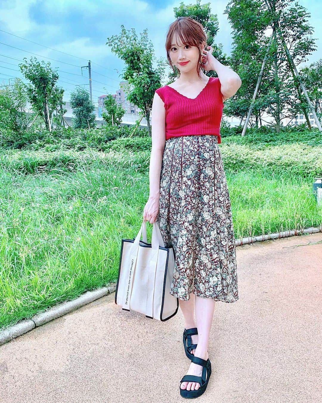 佐藤瀬奈さんのインスタグラム写真 - (佐藤瀬奈Instagram)「足元に寄ってきたダンゴ虫に夢中…🐜笑⠀ ⠀ 1枚目、腕が半分切れてるみたいに見えて一瞬ヒヤッとした🤣 後ろで組んでます🙈w⠀ ⠀ トップス♡ @renaikeikaku_official  スカート♡ @cocodeal_official  バッグ♡ @zara ⠀ ⠀ もうすぐ8月も終わりか〜。 今年の夏はあっという間だったな🥺 最後に夏コーデ楽しんでおこ💓 ・ ・ ・ #コーデ#せぷコーデ#renaikeikaku#レンアイケイカク #ren_style#cocodeal#ココディール#cocogirls_style#zara#zarabag#mamagirl」8月29日 20時39分 - senapuu