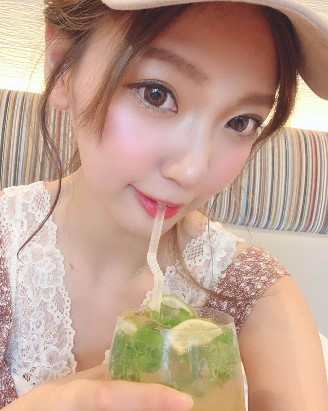 いっちゃん/嶋津 いつみのインスタグラム：「. . 名古屋のCafeで なんかオシャレな🌿のジュース飲んだ😂⭐️ . . . . 2枚目3枚目は ミキティが向かい側から撮ってくれたんやけど 素の瞬間過ぎて顔が🐤←ww . . . . . . #関西  #関西サロモ  #サロンモデル #サロモ #いっちゃん  #フリーモデル #関西モデル  #あざといっちゃん #かわいっちゃん #いっちゃんコーデ #ブライダルモデル #アレンジモデル #ヘアカラー  #ヘアアレンジ #ootd #撮影依頼受付中 #編みおろし会モデル . . . . . .  9月のお仕事依頼受付中です🧚🏻‍♀️💜 . . .」