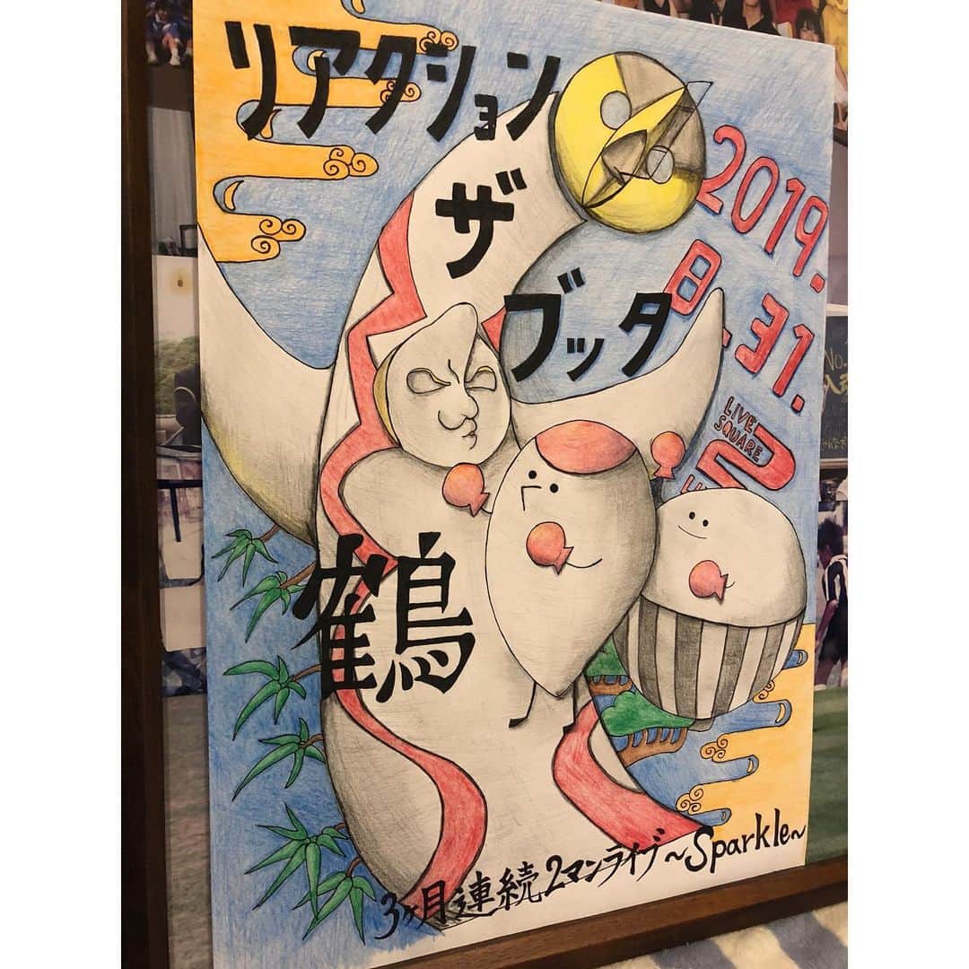 木田健太郎さんのインスタグラム写真 - (木田健太郎Instagram)「やっとのおもいで完成！！！ 8.31の大阪2ndLINEにて行われる リアクションザブッタ主催 3ヶ月連続2マン企画〜sparkle〜  当日ブッタの物販で何か買ってくれた人にポストカードをこの日限定のものをプレゼント！ そして、来場者一名にこの原画をプレゼント！！！ ポストカードと違って原画のほうは色鉛筆verなので柔らかい雰囲気を楽しめます。  鶴との2マンということで 鶴のマスコットキャラクターの鶴ちゃんと リアクションザブッタ公式キャラクターのご飯大盛りくんがコラボしてます。 鶴もブッタも埼玉のバンドなので、大阪を埼玉化させる計画を昔からすわっとしています。 なので、大阪シンボルの太陽の塔に挑むご飯大盛りくんと鶴ちゃんという構図にしてみました。  まだチケットもあります！ 当日をお楽しみに！  #リアクションザブッタ  #鶴  #ご飯大盛りくん  #鶴ちゃん  #3ヶ月連続2マン」8月29日 20時44分 - kidaken_rtb