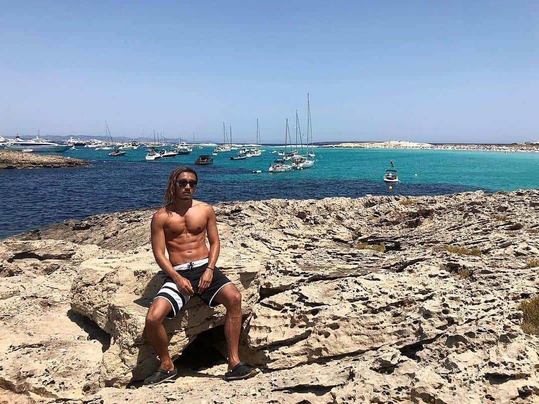 KENTOのインスタグラム：「𝐌𝐘 𝐒𝐔𝐌𝐌𝐄𝐑 𝐓𝐇𝐈𝐒 𝐘𝐄𝐀𝐑 𝐖𝐀𝐒 𝐕𝐄𝐑𝐘 𝐅𝐔𝐋𝐋 😌💭 #ibiza #formentera #spain #europetour2019 #djcityjapan #dj #djlife #djtour #djstyle #pioneerdj #beepmmgmt #sgartistmanagement #axcell #weareaxcell」