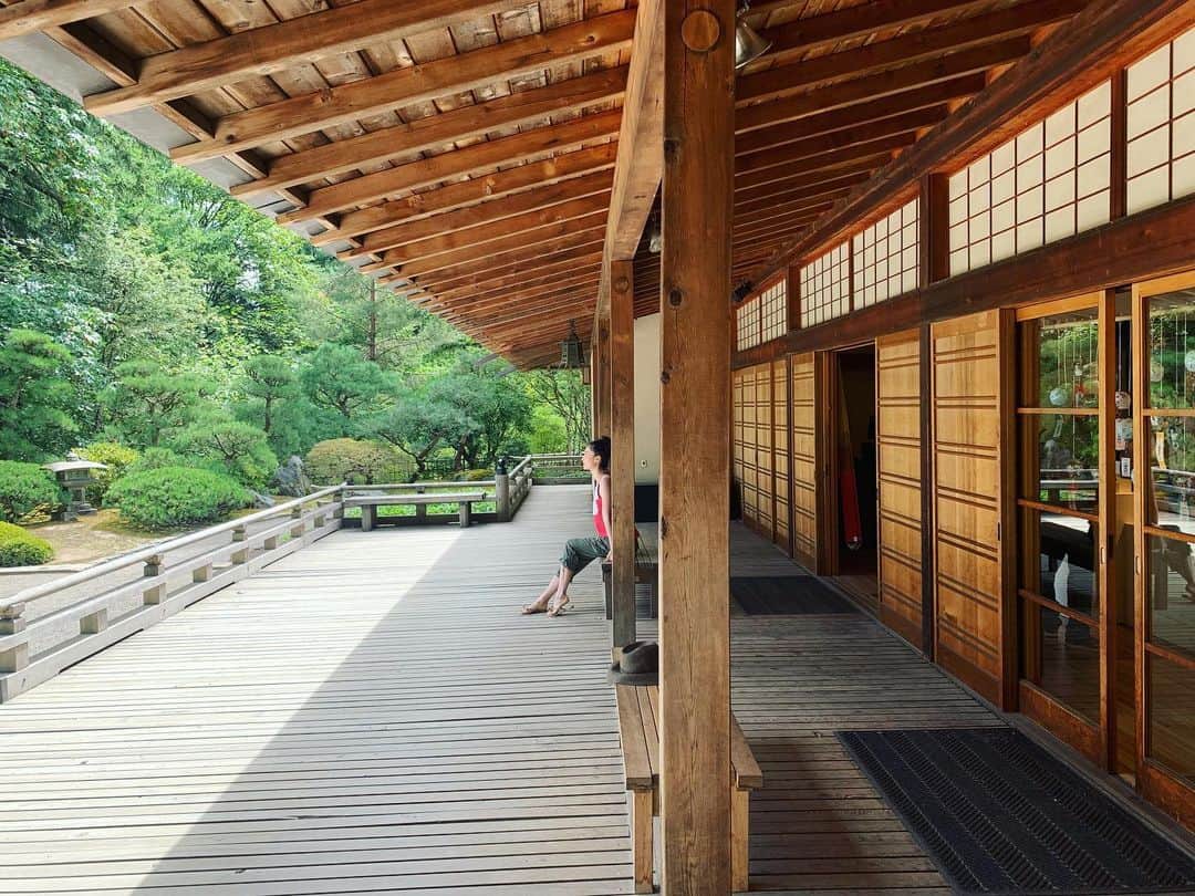 エミ・マイヤーのインスタグラム：「Afternoon spent at the Portland Japanese Garden! 🙏⛩ポートランドの庭園を冒険しました！ • • • • • • • #portland#japanesegarden#zen#rockgarden#kengokuma#ポートランド#庭園#オレゴン#隈研吾 #デルタ航空#直行便」