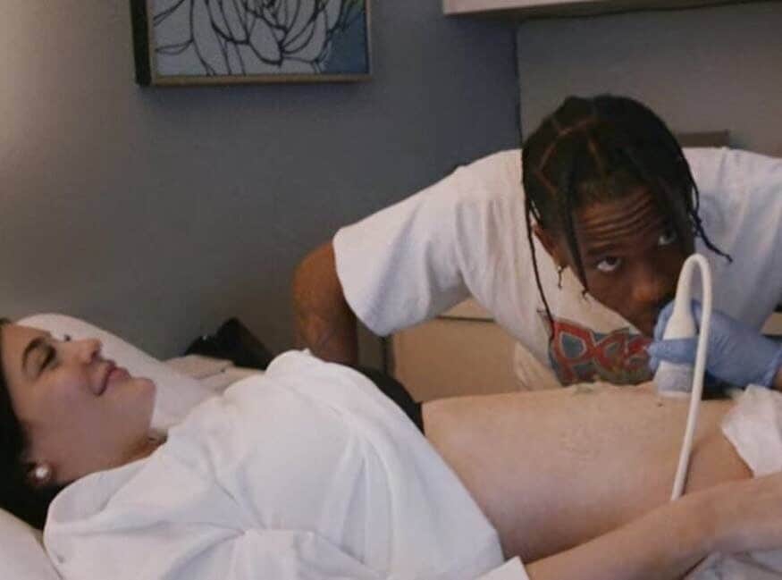 E! Onlineさんのインスタグラム写真 - (E! OnlineInstagram)「Travis Scott is giving fans a glimpse of his Astroworld with intimate footage of Kylie Jenner's pregnancy and Stormi's birth. Link in bio for these precious moments.」8月30日 7時47分 - enews