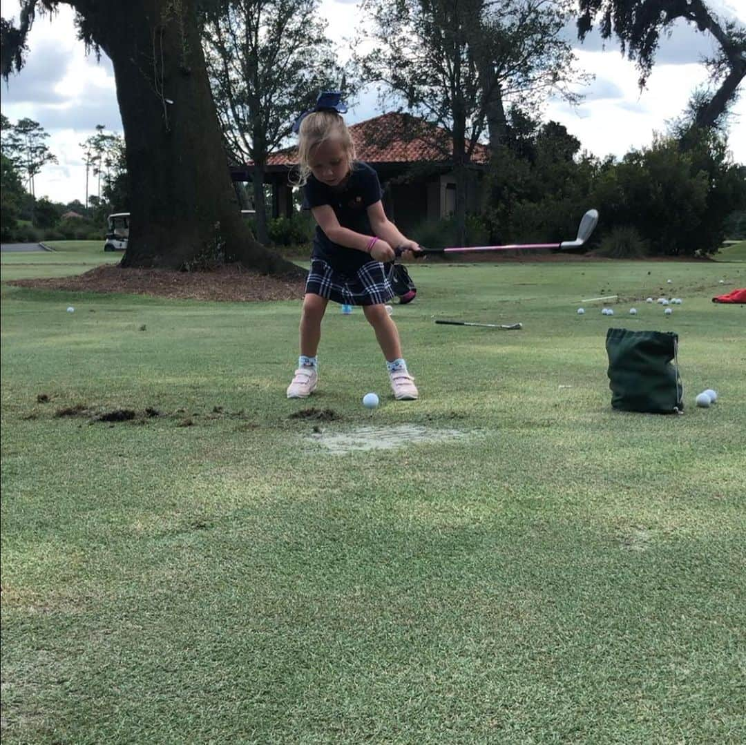 ビリー・ホースケルさんのインスタグラム写真 - (ビリー・ホースケルInstagram)「Had the girls out yesterday at the course to hit some balls. Skylar probably has hit balls a handful of times. Pretty solid action. Must take after her mom @thesobermodernmom sobermodernmom #whatsthisleftything」8月30日 6時24分 - billyho_golf