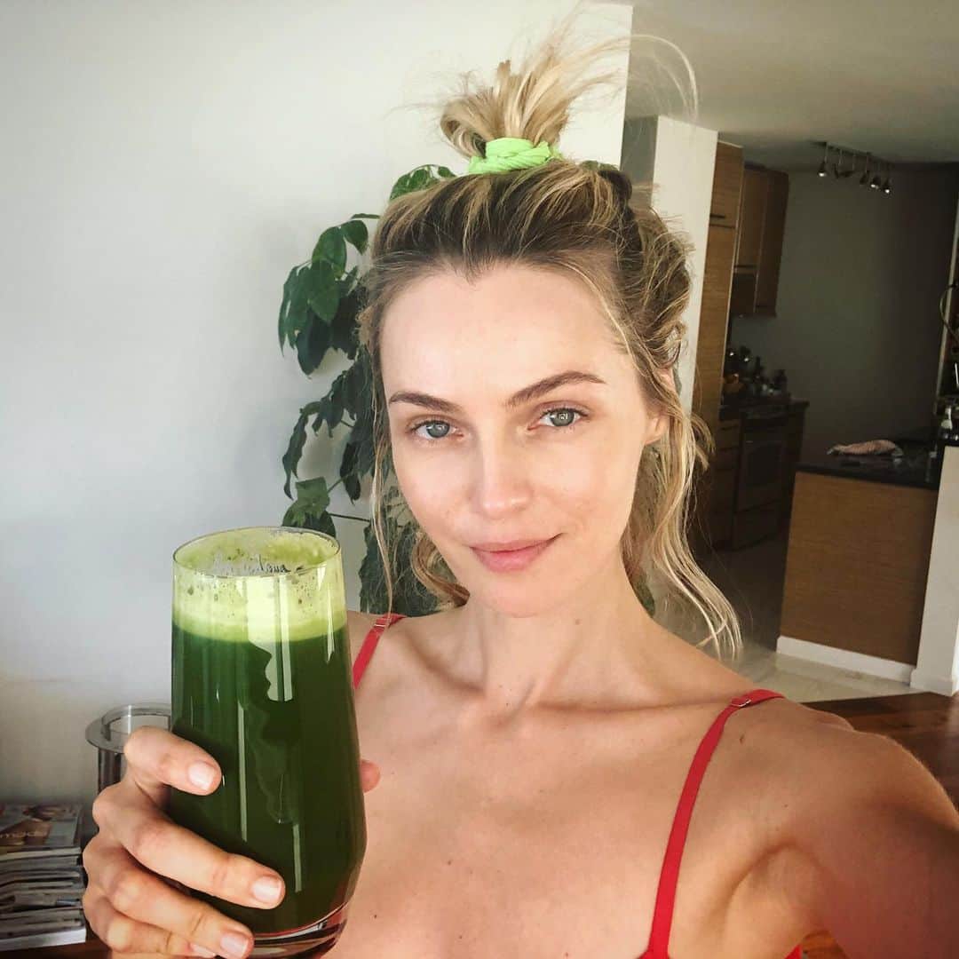 ヴァレンティナ・ゼリャヴァのインスタグラム：「Green juices are packed with micronutrients that get absorbed by the body almost immediately 💚 My all time favorite green juice is a powerful combo of: • dandelion greens • celery • 1/2 lemon • 2 apples • fennel 💚💚💚💚💚💚💚💚💚💚💚 #wellnestbyval #greenjuice #beauty」