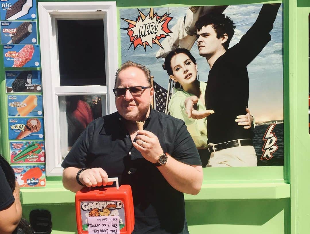 ラナ・デル・レイさんのインスタグラム写真 - (ラナ・デル・レイInstagram)「Dream team 🌷I’m the luckiest.  Anywaysssssss going to have a couple ice cream trucks going up and down the coast this weekend. U can get some popsicles and vinyl if u see this little lime Steve Berman is driving.」8月30日 6時28分 - lanadelrey