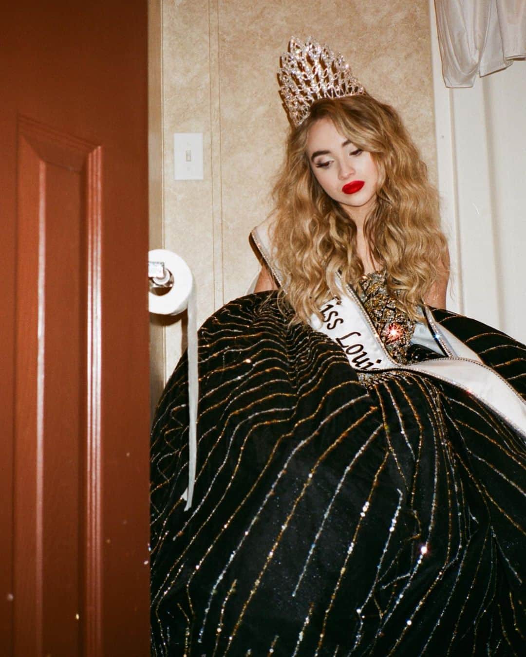 サブリナ・カーペンターのインスタグラム：「the #tallgirl trailer just dropped,  go check it out on @netflix 9/13 👑」
