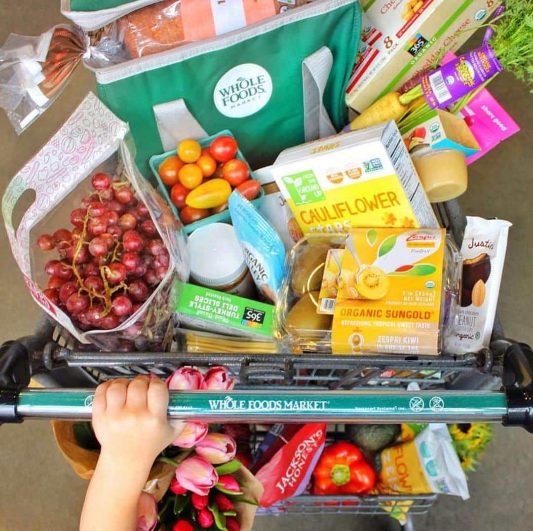 Whole Foods Marketさんのインスタグラム写真 - (Whole Foods MarketInstagram)「When you put one thing in the cart (or 2 or 20) and you think your mom won’t notice... 👀 Kid-approved #wholefoodshaul from @lunchesandlittles. #sponsored #lunchboxseason」8月30日 6時40分 - wholefoods