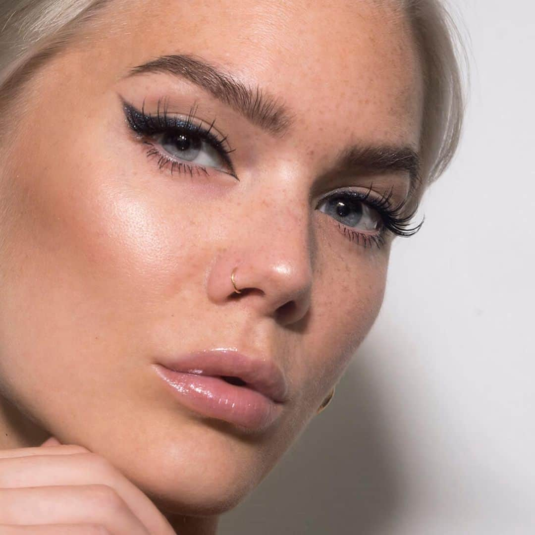 Linda Hallbergさんのインスタグラム写真 - (Linda HallbergInstagram)「Swipe if you like a glittery eyeliner ✨ Products used: Base @lindahallbergcosmetics Infinity Palette – Virgio, Maffei, Andromeda @lindahallbergcosmetics Infinity Filter Light @lindahallbergcosmetics H2Glow Face mist  Eyes @lindahallbergcosmetics Acrux Flash Crayon  @lindahallbergcosmetics Enchanted Secrets Palette – Orphic  @toofaced Damn Girl Mascara @eldorafalseeyelashes lashes H175  Lips @lindahallbergcosmetics Fantastick Lipstick Extra #lindahallberg #fotd #makeup #eyeliner」8月30日 6時45分 - lindahallberg