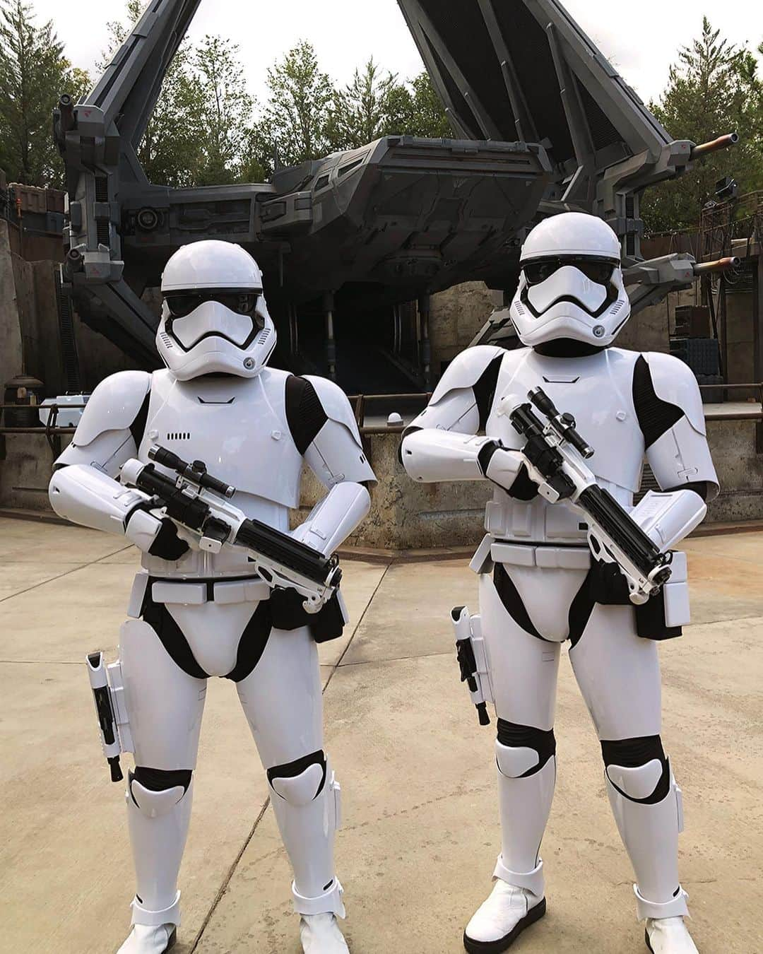 スター・ウォーズさんのインスタグラム写真 - (スター・ウォーズInstagram)「Set your coordinates on your navi-computer to Batuu! Star Wars: #GalaxysEdge is now open at Disney’s #HollywoodStudios at the @WaltDisneyWorld Resort. See our Instagram Stories for more from Batuu!」8月30日 6時48分 - starwars