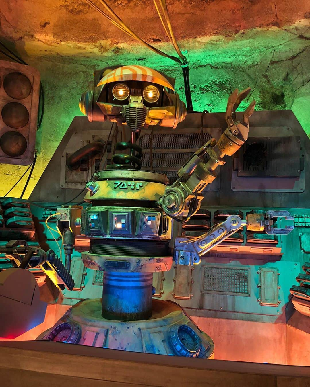 スター・ウォーズさんのインスタグラム写真 - (スター・ウォーズInstagram)「Set your coordinates on your navi-computer to Batuu! Star Wars: #GalaxysEdge is now open at Disney’s #HollywoodStudios at the @WaltDisneyWorld Resort. See our Instagram Stories for more from Batuu!」8月30日 6時48分 - starwars