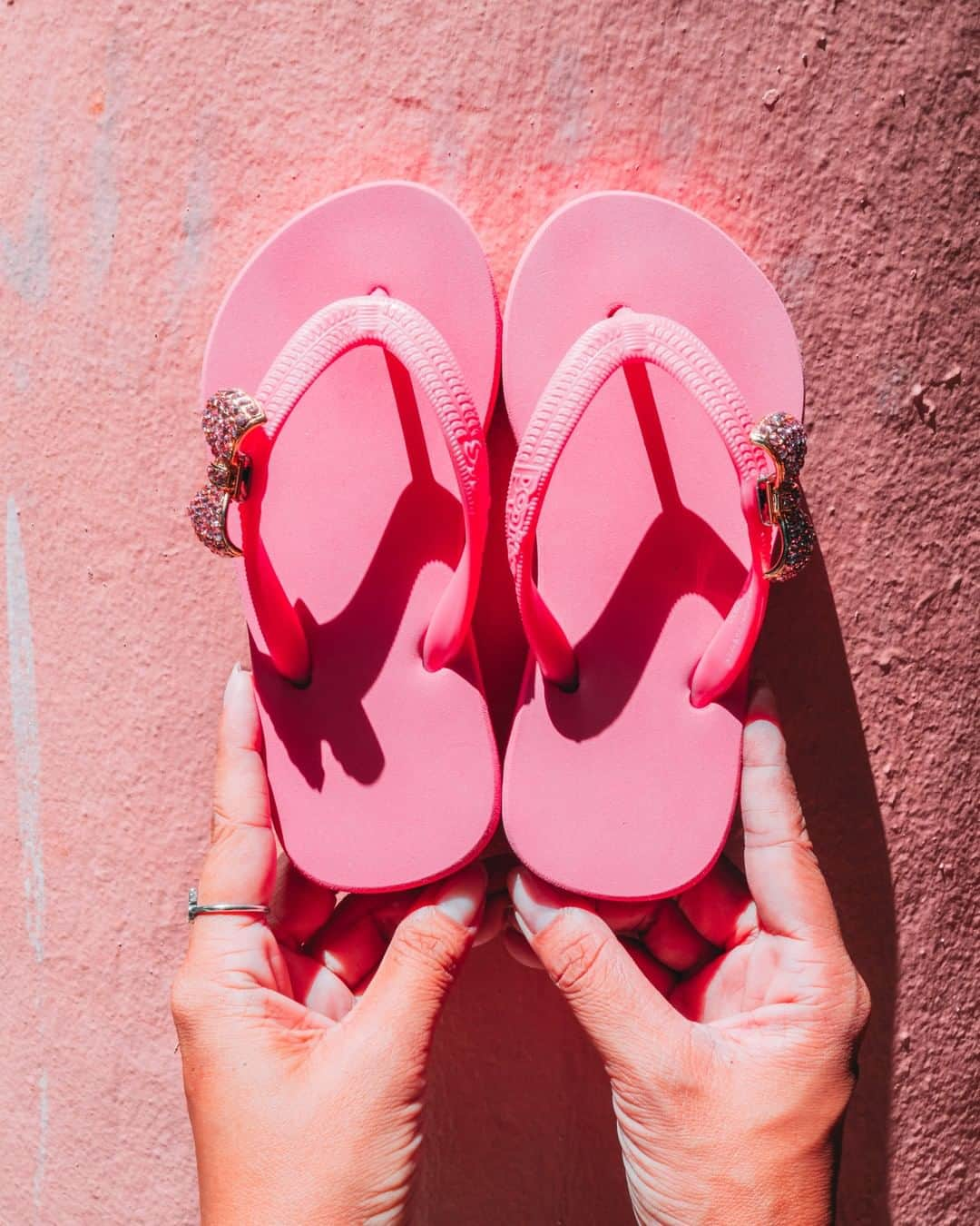 Popits Hawaiiさんのインスタグラム写真 - (Popits HawaiiInstagram)「Toddler Pink x Ribbon charms🎀⁠ ⁠ ⁠ #popitshawaii #ポピッツ #sandals #charms #alohastate #luckywelivehawaii #waikiki #footwear #thong #happyfeet #flipflops #slippers #ハワイ #ハワイ旅行 #ハワイ好き #ハワイ大好き #ハワイ好きな人と繋がりたい #ビーチサンダル #フラ #フラダンス #占い #honolulu #oahu」8月30日 7時00分 - popitshawaii