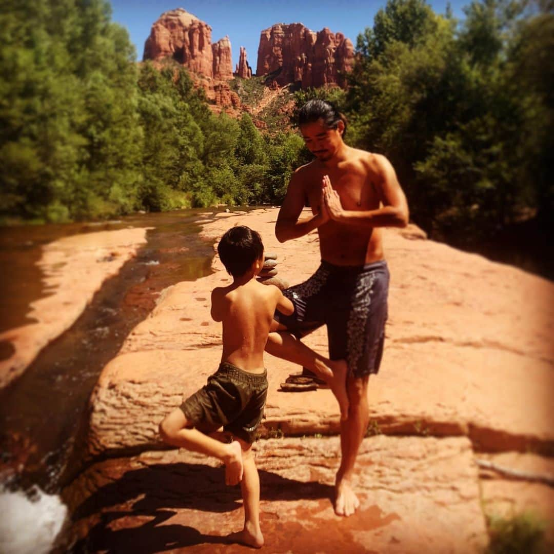 鈴木一真さんのインスタグラム写真 - (鈴木一真Instagram)「I wonder if heaven is such a place♨︎ 地上の楽園一丁目⚡︎ #Sedona #Yoga #HeavenOnEarth」8月30日 7時00分 - _kazumasuzuki_