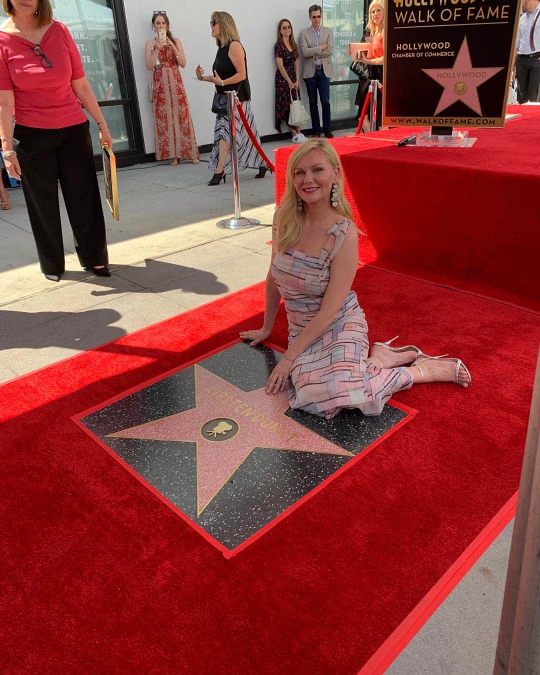 キルスティン・ダンストのインスタグラム：「Well, I got it! #lisakudrow」