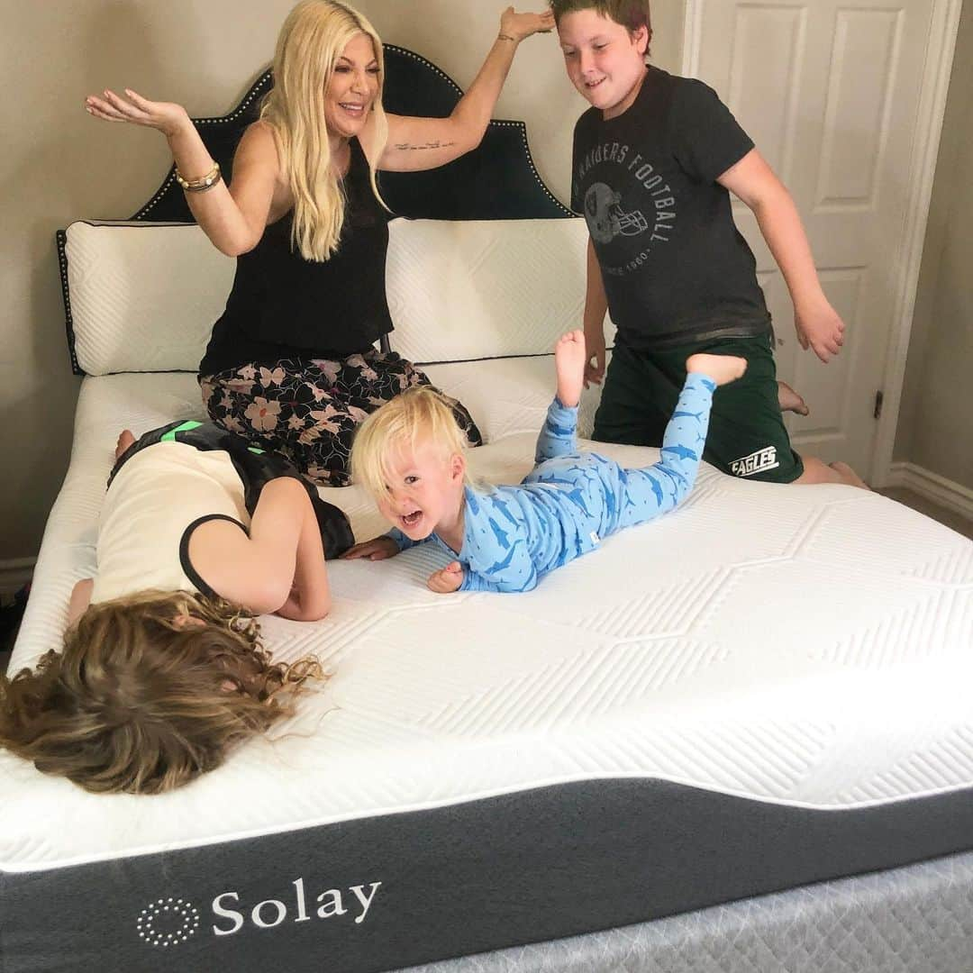 トリ・スペリングさんのインスタグラム写真 - (トリ・スペリングInstagram)「We couldn’t help but dive into The Labor Day Weekend with a family @solaysleep Pillow fight! - There are a lot of mattresses-in-a-box brands out there, but I can honestly tell you there is no better sleep than Solay sleep! - My whole family sleeps on #solaysleep mattresses, and sleep is something we take very seriously around here. As a working mom, I give every day a 110%, and I actually look forward to going to bed at night  because, when I lay down, it literally feels like I am sleeping on a mattress at a five star hotel. - Today, I’m passing along some Solay goodness with A LABOR DAY DEAL :: get $150 off AND TWO FREE PILLOWS by using code TORI. Just goto www.solaysleep.com to see all Solay products ... - PS- the pillows are fantastic!! #solaysleep #sleepwelllivewell #mamaapproved #pillowfight #matressheaven #ad」8月30日 7時16分 - torispelling