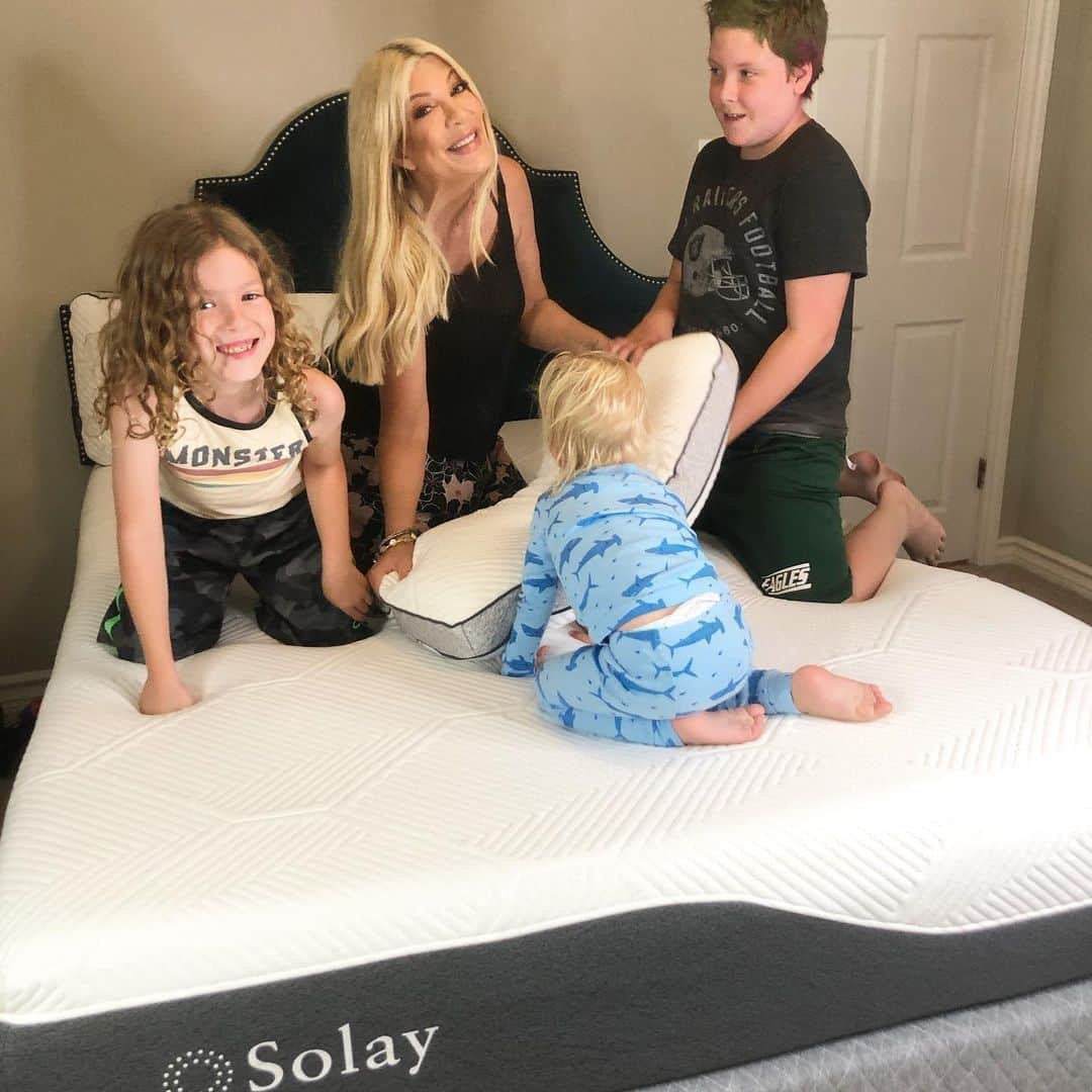 トリ・スペリングさんのインスタグラム写真 - (トリ・スペリングInstagram)「We couldn’t help but dive into The Labor Day Weekend with a family @solaysleep Pillow fight! - There are a lot of mattresses-in-a-box brands out there, but I can honestly tell you there is no better sleep than Solay sleep! - My whole family sleeps on #solaysleep mattresses, and sleep is something we take very seriously around here. As a working mom, I give every day a 110%, and I actually look forward to going to bed at night  because, when I lay down, it literally feels like I am sleeping on a mattress at a five star hotel. - Today, I’m passing along some Solay goodness with A LABOR DAY DEAL :: get $150 off AND TWO FREE PILLOWS by using code TORI. Just goto www.solaysleep.com to see all Solay products ... - PS- the pillows are fantastic!! #solaysleep #sleepwelllivewell #mamaapproved #pillowfight #matressheaven #ad」8月30日 7時16分 - torispelling