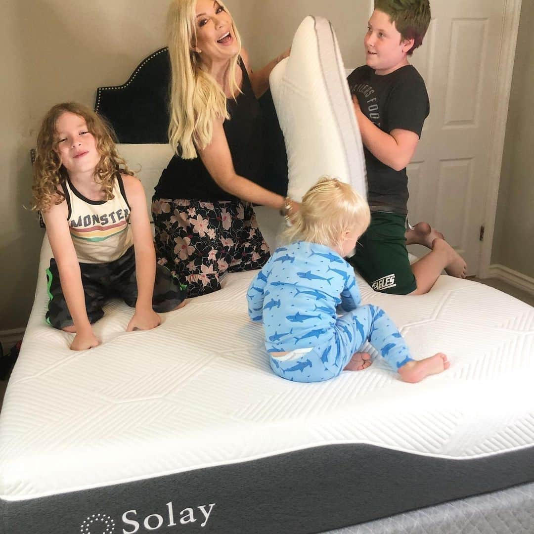 トリ・スペリングさんのインスタグラム写真 - (トリ・スペリングInstagram)「We couldn’t help but dive into The Labor Day Weekend with a family @solaysleep Pillow fight! - There are a lot of mattresses-in-a-box brands out there, but I can honestly tell you there is no better sleep than Solay sleep! - My whole family sleeps on #solaysleep mattresses, and sleep is something we take very seriously around here. As a working mom, I give every day a 110%, and I actually look forward to going to bed at night  because, when I lay down, it literally feels like I am sleeping on a mattress at a five star hotel. - Today, I’m passing along some Solay goodness with A LABOR DAY DEAL :: get $150 off AND TWO FREE PILLOWS by using code TORI. Just goto www.solaysleep.com to see all Solay products ... - PS- the pillows are fantastic!! #solaysleep #sleepwelllivewell #mamaapproved #pillowfight #matressheaven #ad」8月30日 7時16分 - torispelling