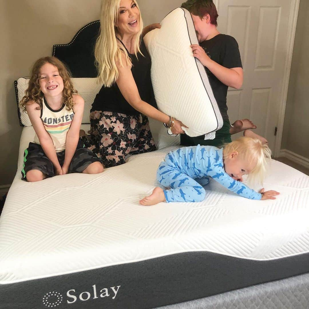 トリ・スペリングさんのインスタグラム写真 - (トリ・スペリングInstagram)「We couldn’t help but dive into The Labor Day Weekend with a family @solaysleep Pillow fight! - There are a lot of mattresses-in-a-box brands out there, but I can honestly tell you there is no better sleep than Solay sleep! - My whole family sleeps on #solaysleep mattresses, and sleep is something we take very seriously around here. As a working mom, I give every day a 110%, and I actually look forward to going to bed at night  because, when I lay down, it literally feels like I am sleeping on a mattress at a five star hotel. - Today, I’m passing along some Solay goodness with A LABOR DAY DEAL :: get $150 off AND TWO FREE PILLOWS by using code TORI. Just goto www.solaysleep.com to see all Solay products ... - PS- the pillows are fantastic!! #solaysleep #sleepwelllivewell #mamaapproved #pillowfight #matressheaven #ad」8月30日 7時16分 - torispelling