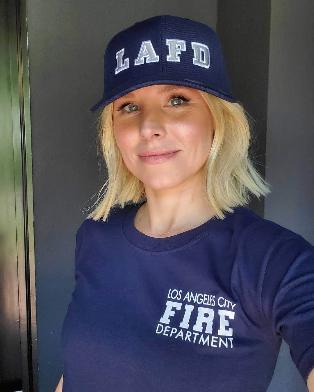 クリスティン・ベルさんのインスタグラム写真 - (クリスティン・ベルInstagram)「I ❤ the LAFD!!! And these heroes need us more than ever. Fire season is here and predicted to be worse than last year. I'm wearing my official @LAFD shirt and hat because proceeds go directly to the LAFD Foundation. Get your gear and support at SupportLAFD.shop ! @lafdfoundation」8月30日 7時24分 - kristenanniebell