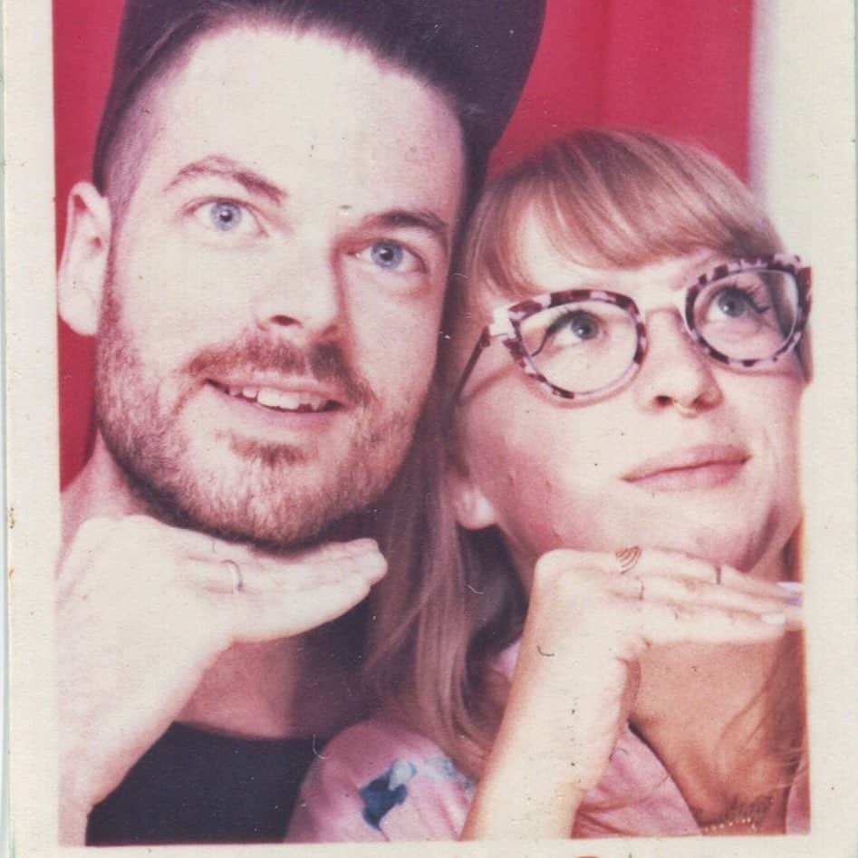 Grace Bonneyのインスタグラム：「♥️ I didn’t think this week could end on a sweeter note, but it is. Want to know something truly wonderful? Thanks to the generosity + support of @tuesdaybassen and @adamjk Design*Sponge will *officially* stay online as a useable archive for a FULL YEAR!! After that, it will be archived in full at the Library of Congress. Thank you, sweet friends ♥️ It means so much to me to know that we can stay online as an archive and stay true to our mission at the same time. I cannot thank Adam and Tuesday enough for their support. Our team feels like we can breathe easy now, knowing the site will stay online and searchable until our official LOC archive is open to the public.  I can't quite find the words to express how much this all means to me. To feel this sort of support from our community, and two people we all love and respect SO much, is the truly greatest ending to such a wonderful chapter.  Thank you, Tuesday and Adam! We are so grateful that you two are the reason Design*Sponge can stay online for the next year. ♥️♥️ *Stay tuned for updates from Adam and Tuesday on our DS Instagram feed this year, too! We have some fun ideas planned ✨」