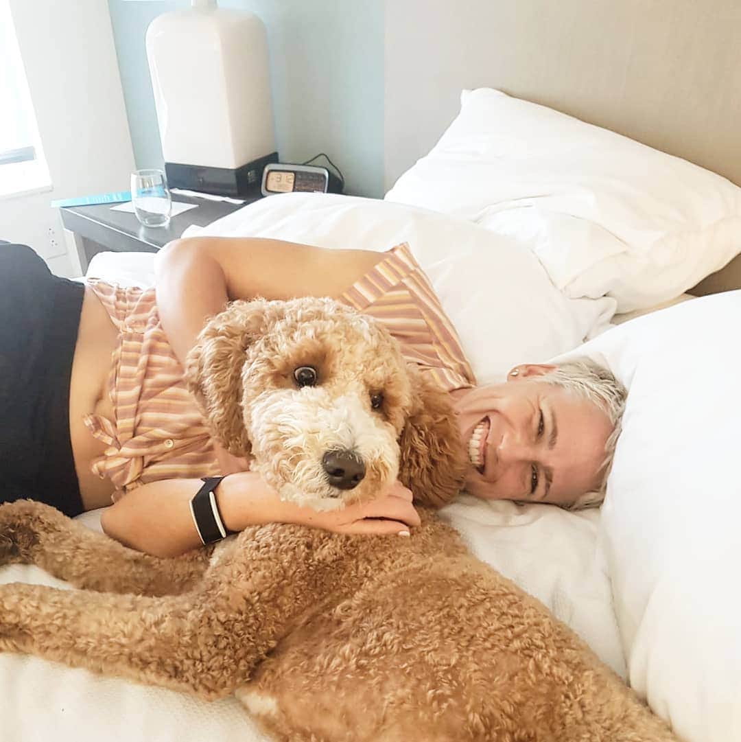 ソフィー・シュミットのインスタグラム：「What was it that was SO fascinating it distracted Leia from our cuddle session?! . . . . #goldendoodle #puppy #DogsofInstagram #Doodles #smile #laugh #ihatehastags」