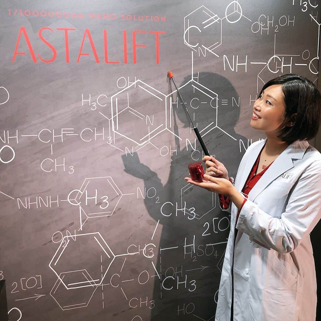 のインスタグラム：「おはようございます！ : 9/1にリリースされる✨ 【ASTALIFT JELLY AQUARYSTA】 のイベントに行ってきました!! : あの有名な富士フィルムの長い歴史が培った 美のサイエンス。 : 私、白衣着ています👩‍🔬✨ : 新しくパワーアップした アスタリフト ジェリー アクアリスタは、 肌の土台から変えるカギになる 「セラミド」を 独自技術で細胞よりも小さい世界最小サイズにナノ化した 【ヒト型ナノセラミド】を配合してあるため、 より早く、確実に。 ナノの力でしっかり浸透していく 透明のジェリー状先行美容液です!! : : イベント内にて、 新しくパワーアップした アスタリフトを使用したところ 今までに体験したことがない、 浸透力と肌のもちもち感に感動しました...🥺✨ : : 夏に浴びた沢山の紫外線を こちらのアスタリフトで しっかりケアして 美肌をGETしますっ✨ : : 今日も一日がんばりますっ!! : : #アスタリフト #アスタリフトラボ  #アスタリフトジェリー #土台美容液 #ASTALIFTLAB #スキンケア #FUJIFILM #ナノ #抗酸化 #浸透力 #うるおい #ハリ #ツヤ #美肌 #すっぴんメイク #メイク好き #ヘアアレンジ #ボブヘアー #虎ノ門ヒルズ #アンダーズ東京 #東京 #ローンチパーティー #新作発表会」