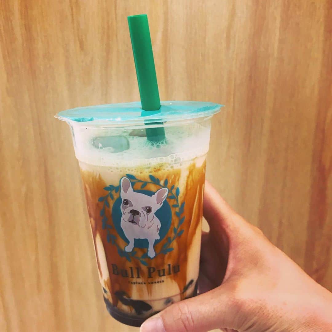 睦のインスタグラム：「タピオカブームが 来る前から あったような。  ブームになって いつも長蛇の列。  珍しく空いてたので、 流行りに 乗っかりました。  美味しかったですよ。  可愛いブルちゃんも。  #bullpull  #ブルプル  #黒糖ミルクティー  #タピオカ  #tapioca  #黒糖  #milktea  #ミルクティー  #台湾  #taiwan  #tea  #夕食 まで #ブルドッグ  #bulldog  #pretty  #lovely  #kawaii  #お茶目  #キャラ  #character  #キャラクター  #流行  #流行り  #ブーム  #boom  #ssw  #model  #lyricist  #井上睦都実 #睦」