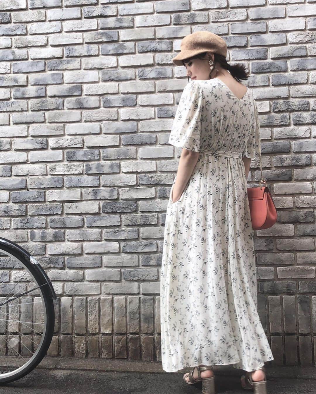 岩﨑名美さんのインスタグラム写真 - (岩﨑名美Instagram)「最近の私服。☺︎ 甘くなりすぎない小花柄が好みです💐 ・ ・ ・ #ootd  #mesvacances  #ミヴァコンス」8月29日 22時48分 - nami_iwasaki