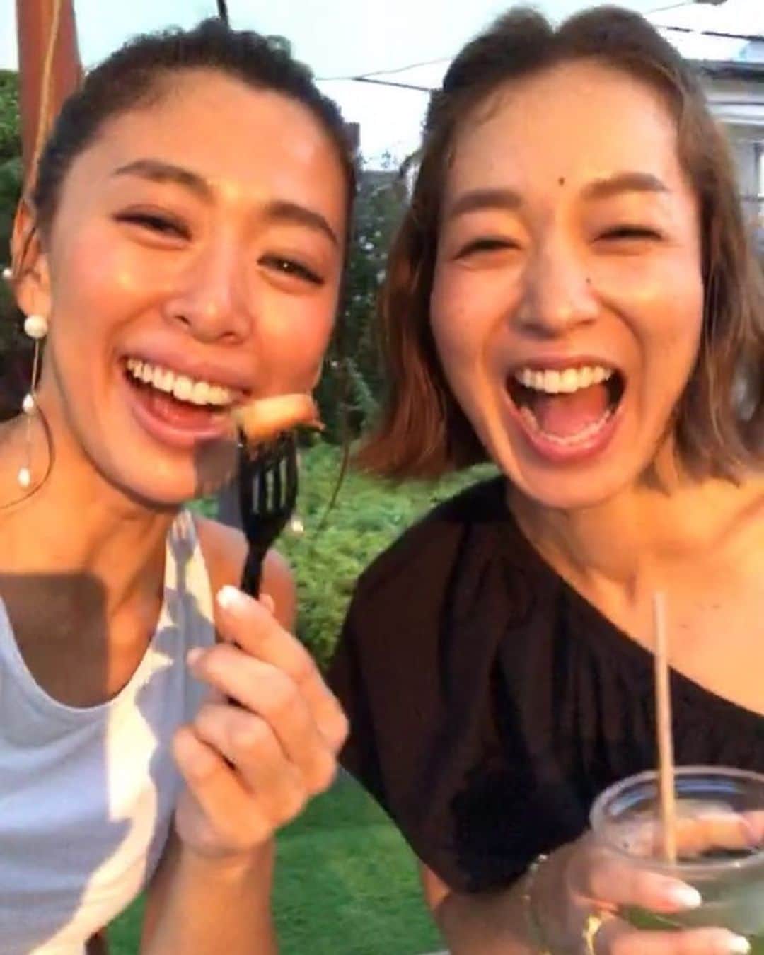 のインスタグラム：「今日は突然のインスタライブで失礼しました🙋 明日‼️8/30(金)の夜21時頃〜はちゃんと😆インスタライブやります‼️ @yuri_arai  由梨のアカウントで⤴︎ @the_newhouse の新作紹介しますよー👯‍♀️ 写真はronhermanの10周年partyでガーリックシュリンプを食べてます😂 またそちらもupしますねー🙋」