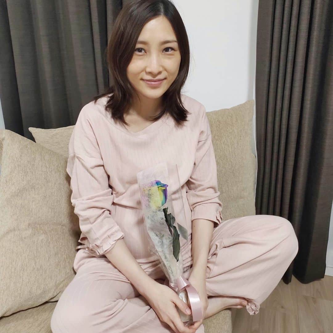 のインスタグラム：「顔色の悪い私と﻿ 顔色が冴えまくっているバラ🌹﻿ ﻿ 旦那が今朝、名古屋駅で﻿ 買ってきてくれた☺️﻿ ﻿ レインボーローズっていって、﻿ 花言葉は「奇跡」で、﻿ 待受画像にすると、﻿ 願いが叶うと言われているんだって。﻿ ﻿ ↑旦那観察日記のコメント欄で﻿ 教えてもらった🙏﻿ ﻿ #妊婦寝てた #臨月 #ローズ #旦那観察日記﻿ #日常 #生活  #隙があれば寝てる #名古屋 #部屋着﻿ #レインボーローズ #事実婚」