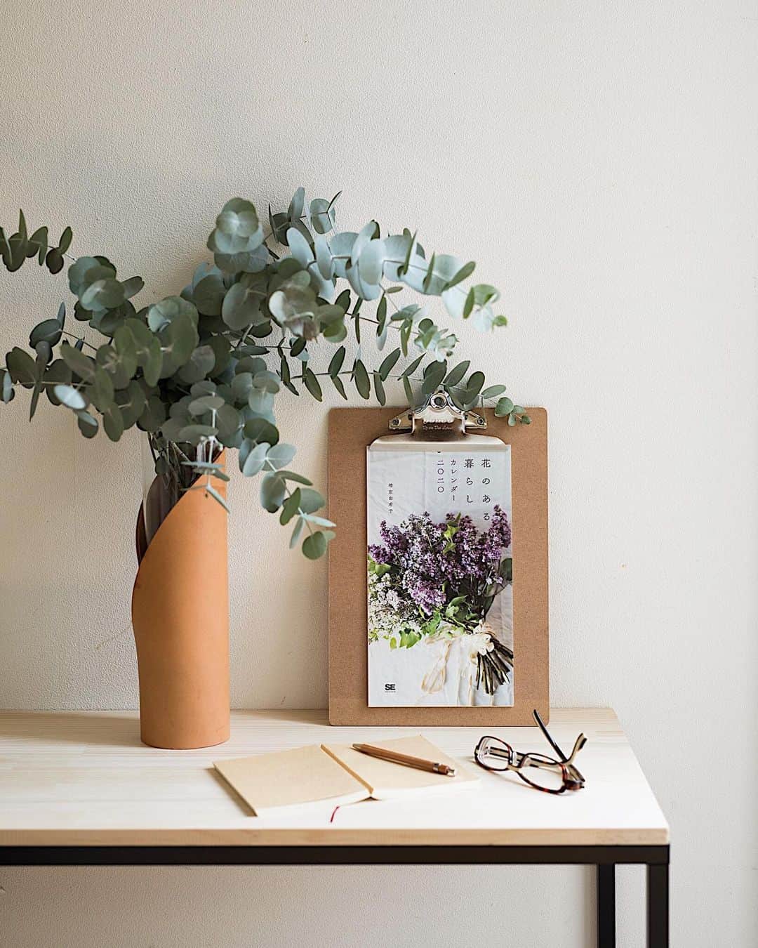 のインスタグラム：「So excited to share and announce that my second calendar will be available from early September in Japan. I always appreciate your support. I couldn't have done this without you, so thank you all! #calender2020 #ssm_furniture : : 🌿 「花のある暮らしカレンダー2019年版」、多くの方にお買い上げいただきましてありがとうございました。お陰様で今年も出版させていただくこととなりました。 2020年版の表紙はライラック。中面は２枚目の写真でご覧いただけます。  このカレンダーがみなさまの毎日に寄り添い、花のある暮らしをより豊かなものにしてくれますように。 : : 「花のある暮らしカレンダー2020」（翔泳社）定価1,400円＋税 🌿只今、Amazonにて予約受付中です（発売日2019/9/6）」