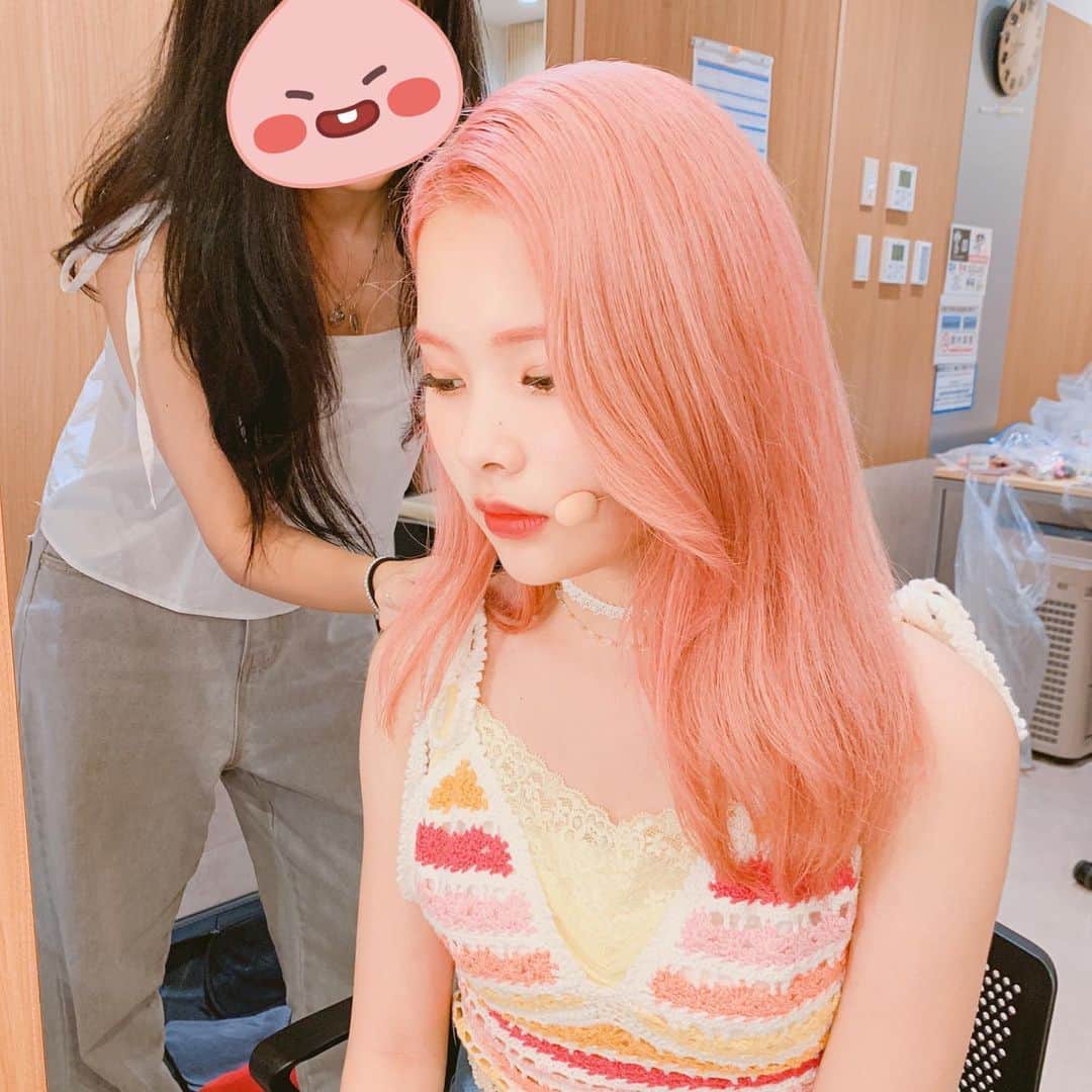 Weki Mekiさんのインスタグラム写真 - (Weki MekiInstagram)「[#윜밐시선] 유정언니야가 찍어준 사진💕 . #안잔척하기.. #노랑노랑핑크핑크 #🦄🌻 . #WekiMeki #위키미키 #리나」8月29日 22時55分 - weki_meki