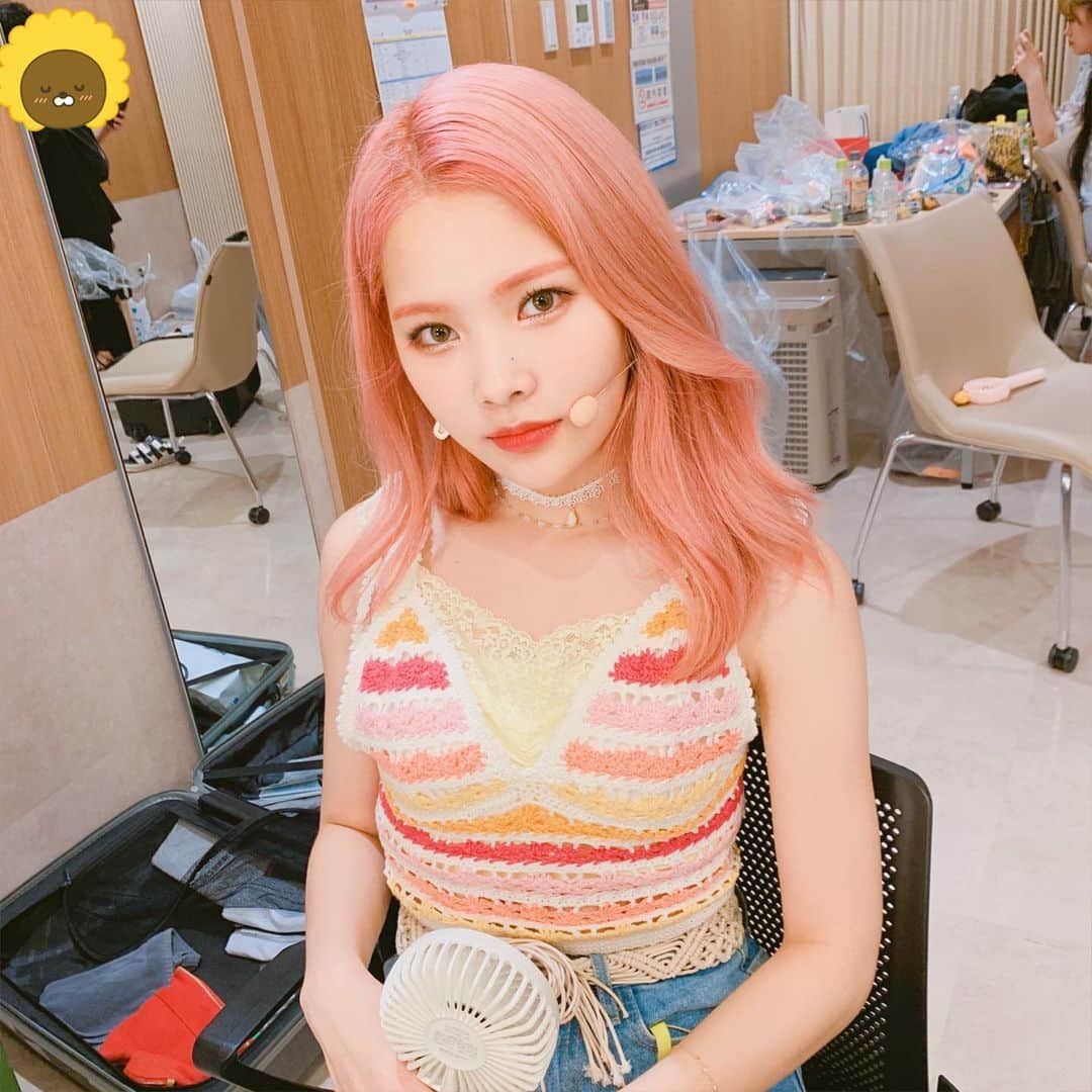 Weki Mekiさんのインスタグラム写真 - (Weki MekiInstagram)「[#윜밐시선] 유정언니야가 찍어준 사진💕 . #안잔척하기.. #노랑노랑핑크핑크 #🦄🌻 . #WekiMeki #위키미키 #리나」8月29日 22時55分 - weki_meki