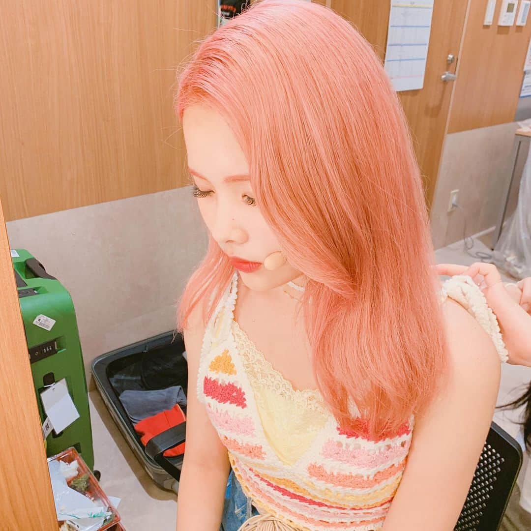 Weki Mekiさんのインスタグラム写真 - (Weki MekiInstagram)「[#윜밐시선] 유정언니야가 찍어준 사진💕 . #안잔척하기.. #노랑노랑핑크핑크 #🦄🌻 . #WekiMeki #위키미키 #리나」8月29日 22時55分 - weki_meki