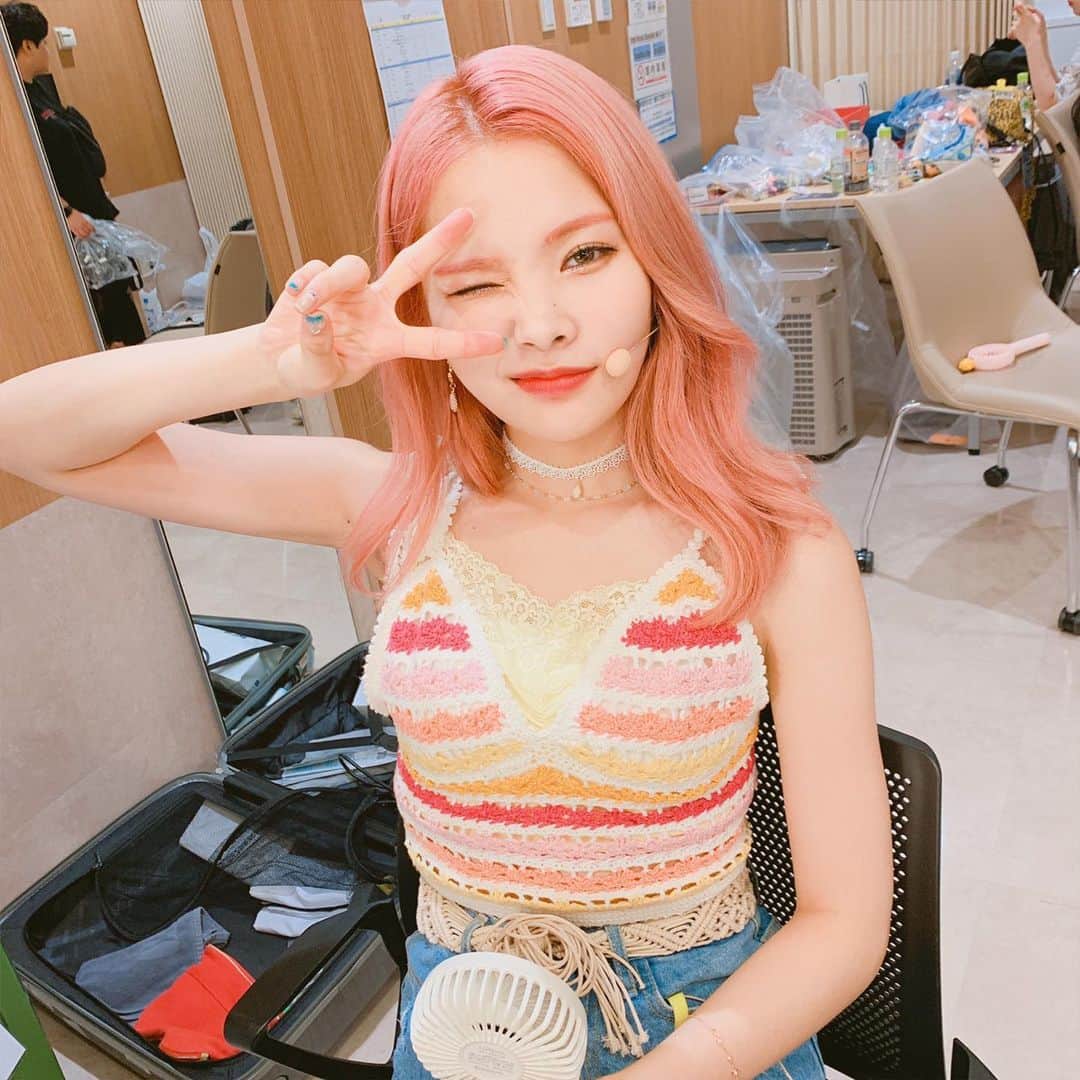 Weki Mekiさんのインスタグラム写真 - (Weki MekiInstagram)「[#윜밐시선] 유정언니야가 찍어준 사진💕 . #안잔척하기.. #노랑노랑핑크핑크 #🦄🌻 . #WekiMeki #위키미키 #리나」8月29日 22時55分 - weki_meki